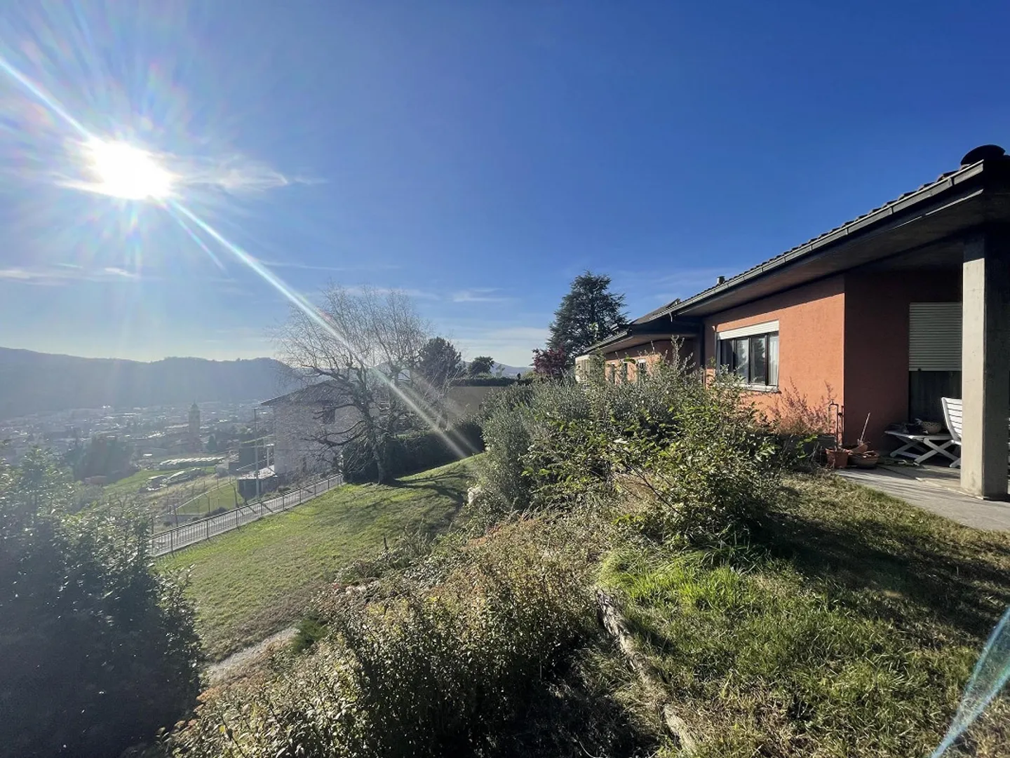 INTERESSANTES UND GERÄUMIGES EINFAMILIENHAUS MIT GROßEM GRUNDSTÜCK - Foto 3 von 13