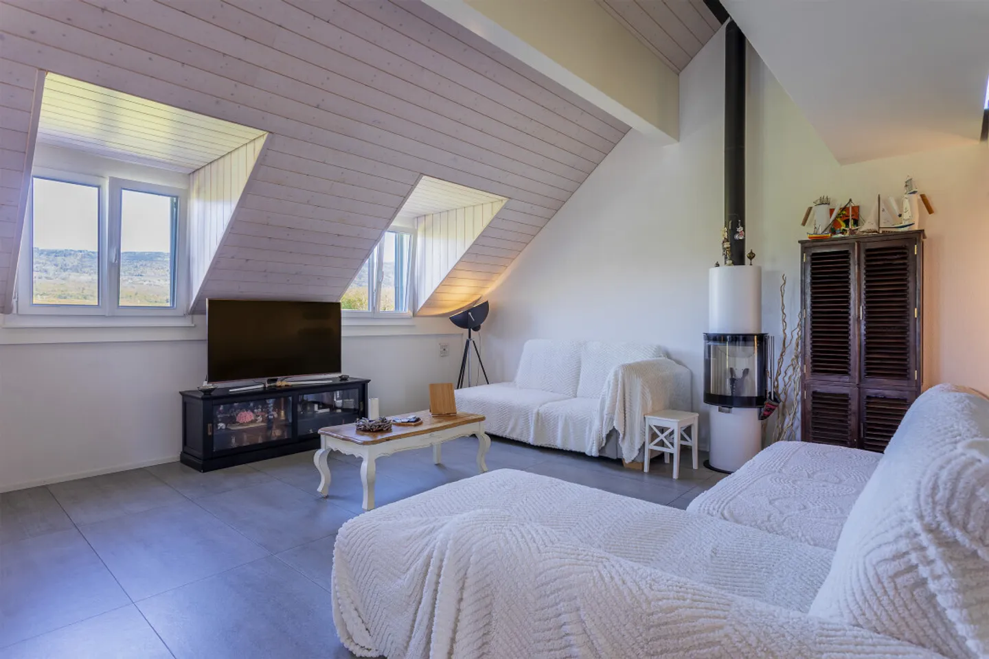 A CUARNENS, ATTIC 5.5 ROOMS WITH MEZZANINE OF 200 M2 FOR FAMILY - Photo 2 of 13