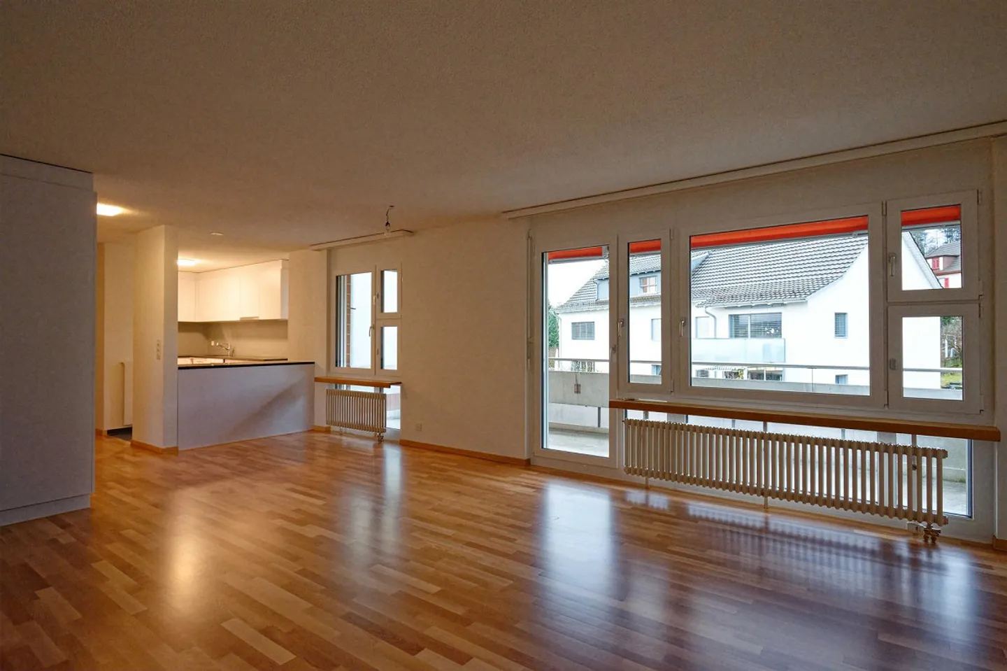 Appartement spacieux de 3,5 pièces dans un emplacement calme, ensoleillé et central - Photo 2 sur 12