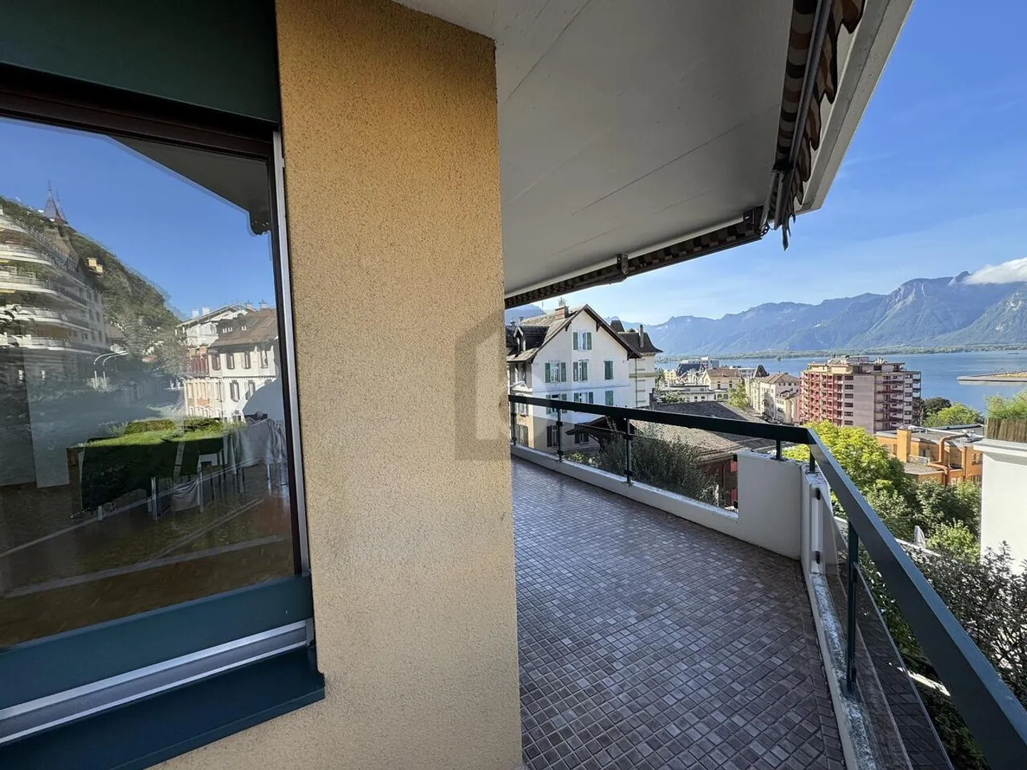 APPARTEMENT LUMINEUX AVEC UNE VUE IMPRENABLE SUR LE LAC ET LES MONTAGNES - Photo 2 sur 5