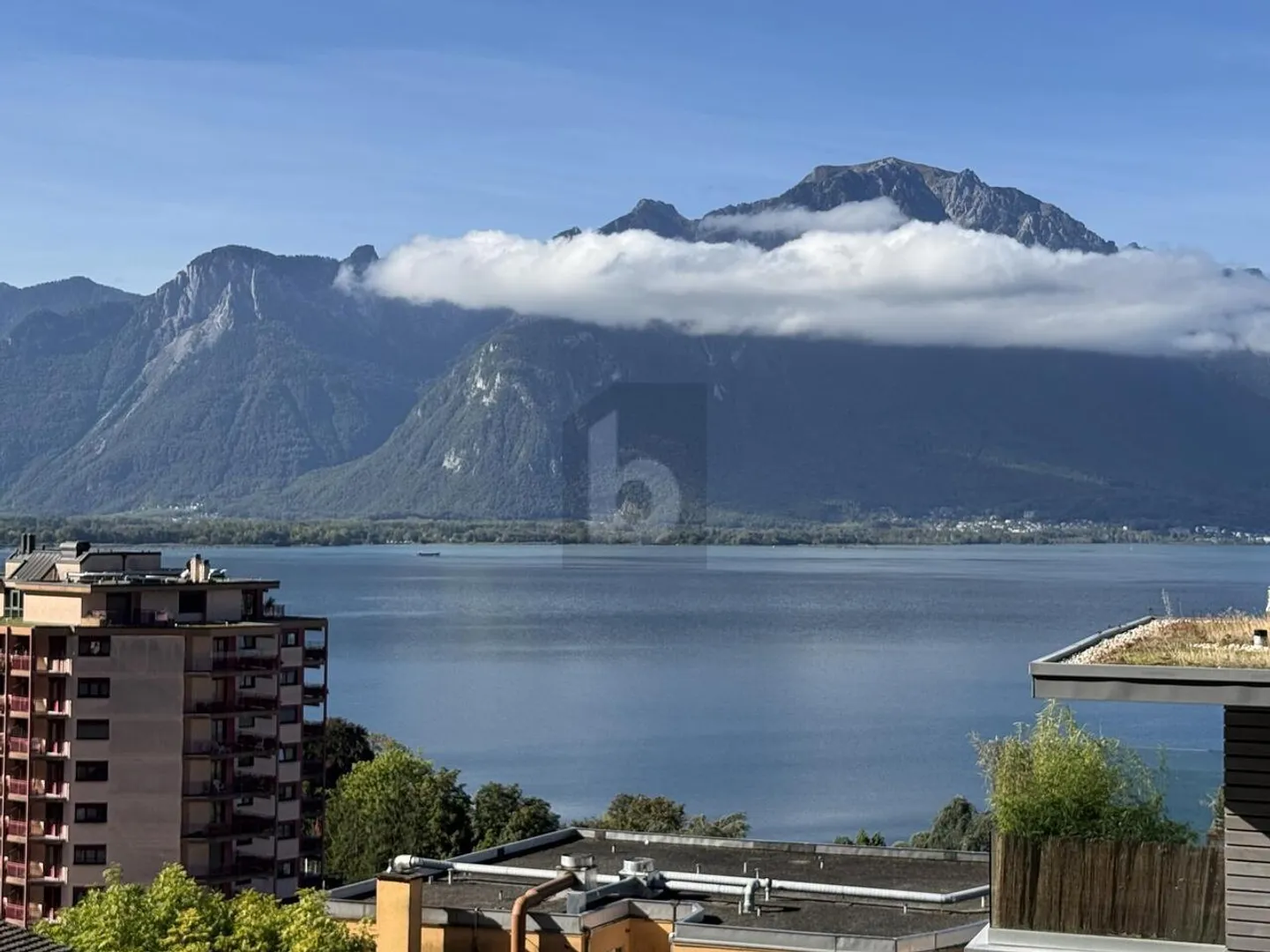 APPARTEMENT LUMINEUX AVEC UNE VUE IMPRENABLE SUR LE LAC ET LES MONTAGNES - Photo 1 sur 5