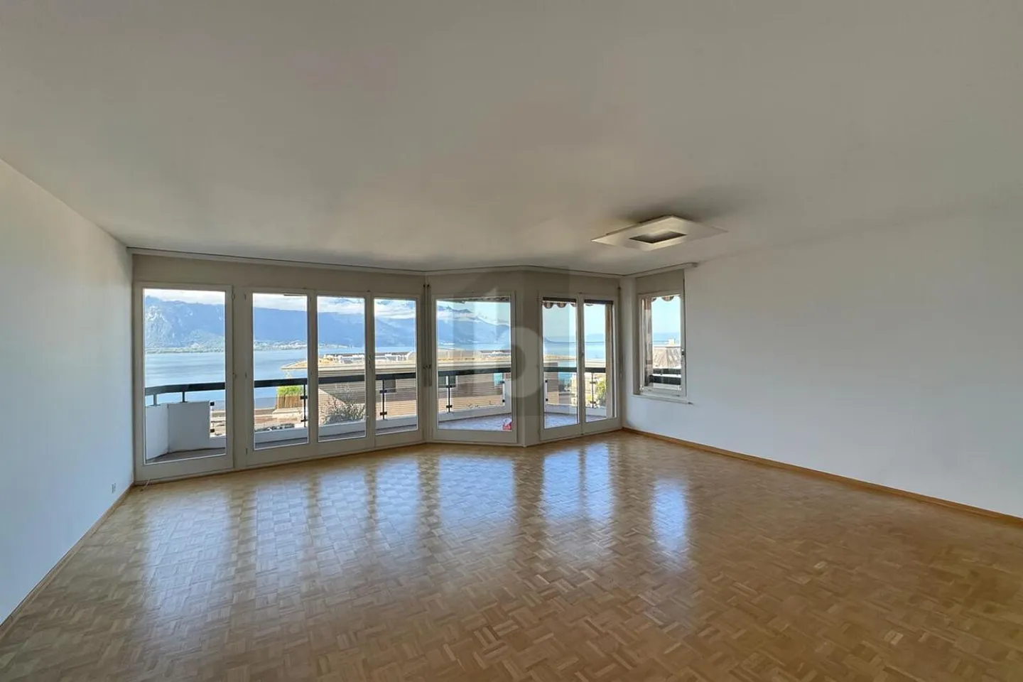 APPARTEMENT LUMINEUX AVEC UNE VUE IMPRENABLE SUR LE LAC ET LES MONTAGNES - Photo 3 sur 5