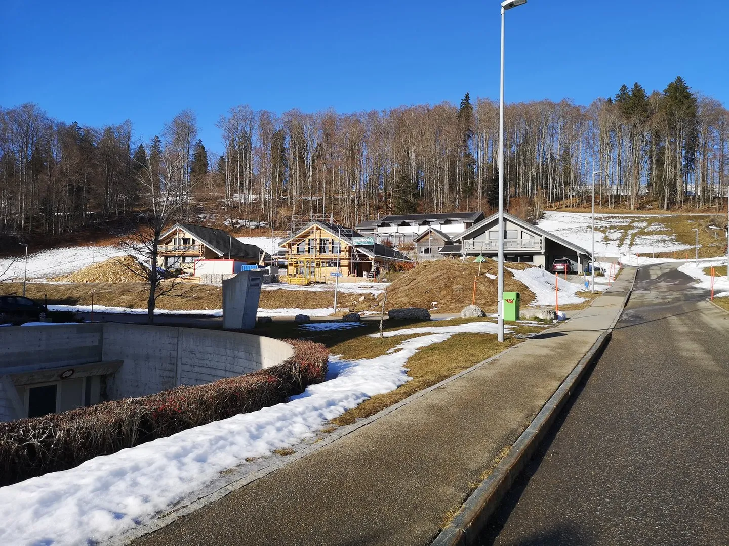 Chalet moderne avec panneaux solaires - Photo 2 sur 10