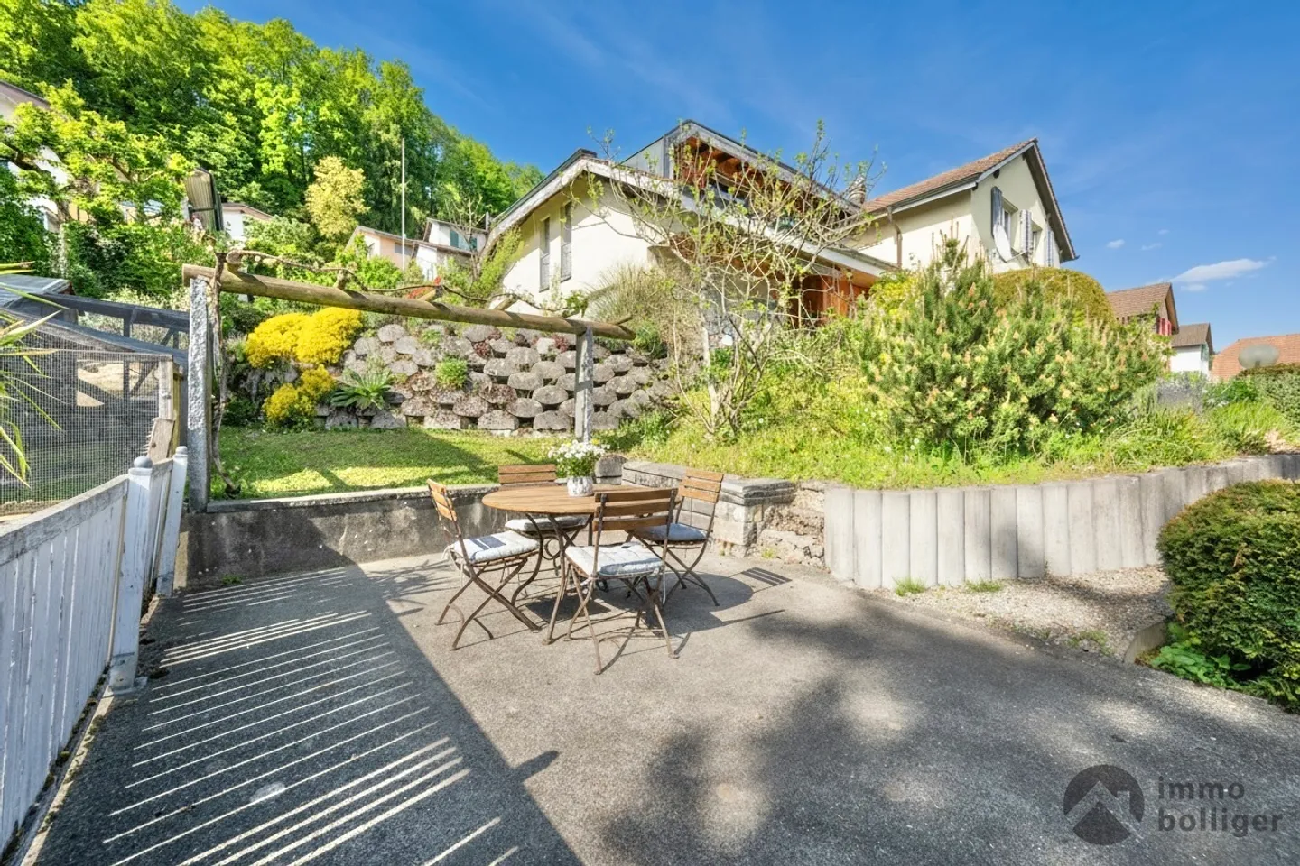 Une maison avec du caractère et du potentiel dans un emplacement attrayant - Photo 1 sur 13