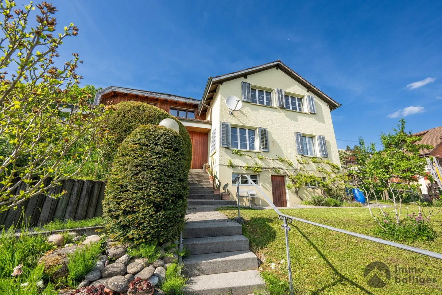 Une maison avec du caractère et du potentiel dans un emplacement attrayant - Photo 2 sur 13