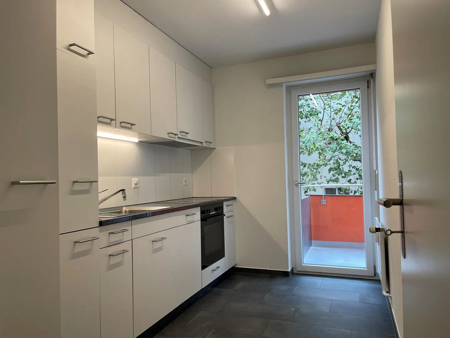 Appartamento moderno, situato al 2° piano a destra, vicino al Reno - Foto 1 di 9