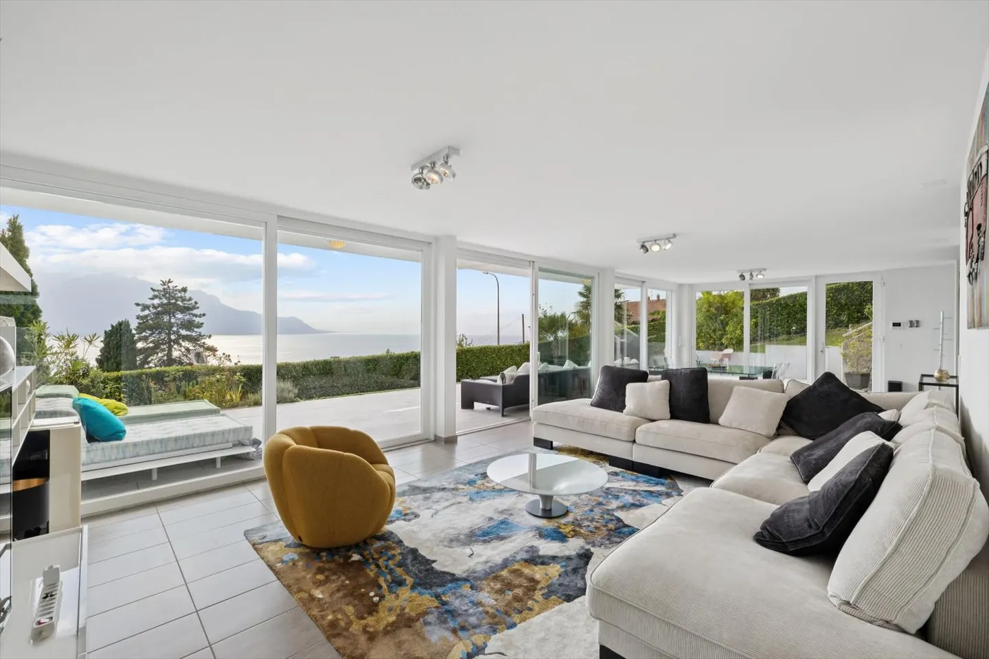 Villa contemporanea arredata con vista sul lago - Foto 3 di 11