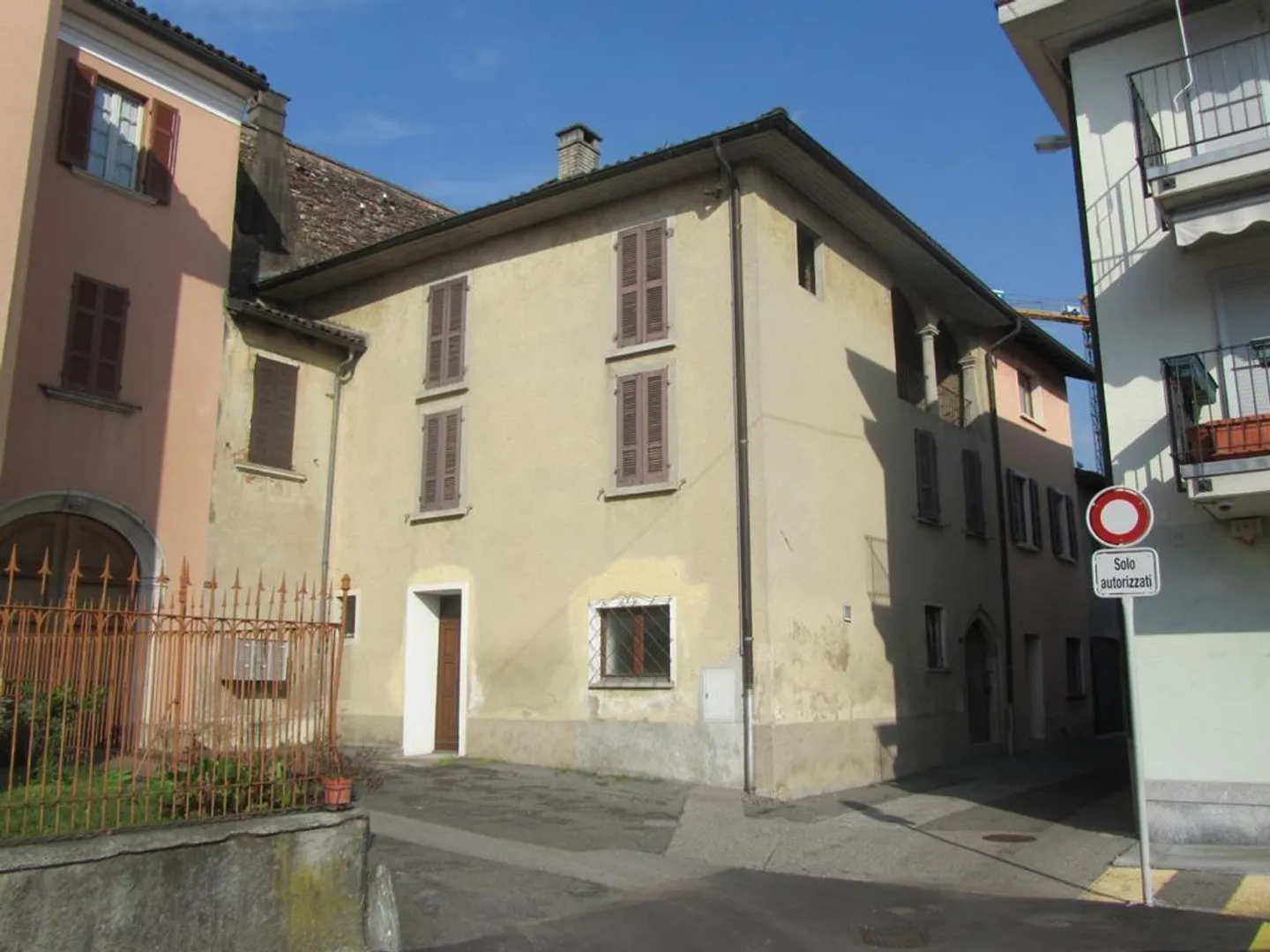 Palais avec projet de rénovation à Genestrerio - Photo 6 sur 6