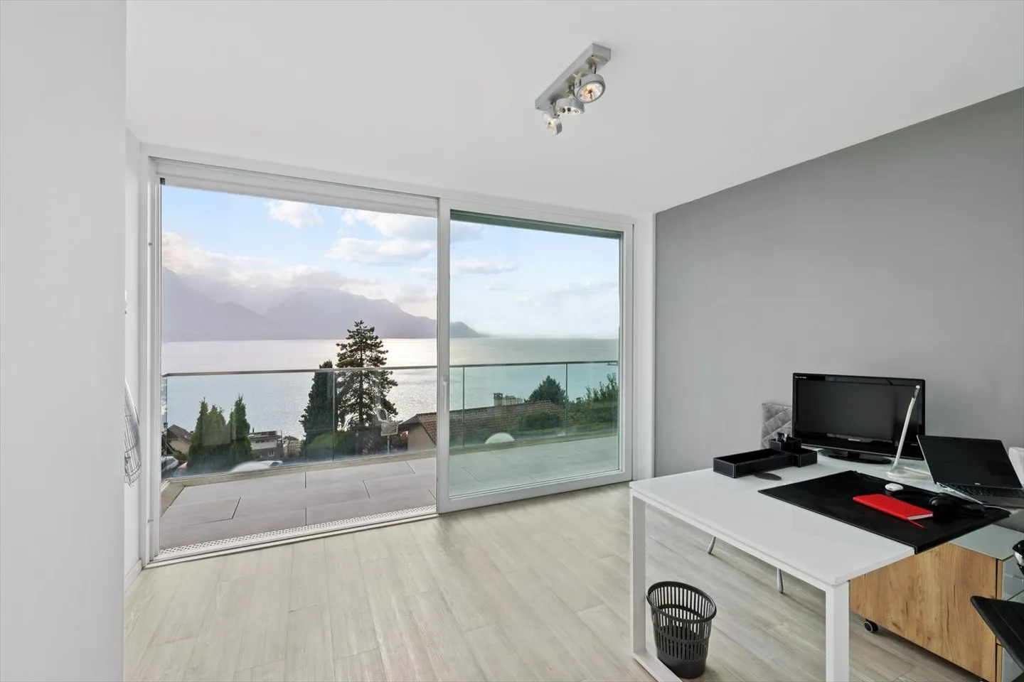 Villa contemporanea arredata con vista sul lago - Foto 9 di 11