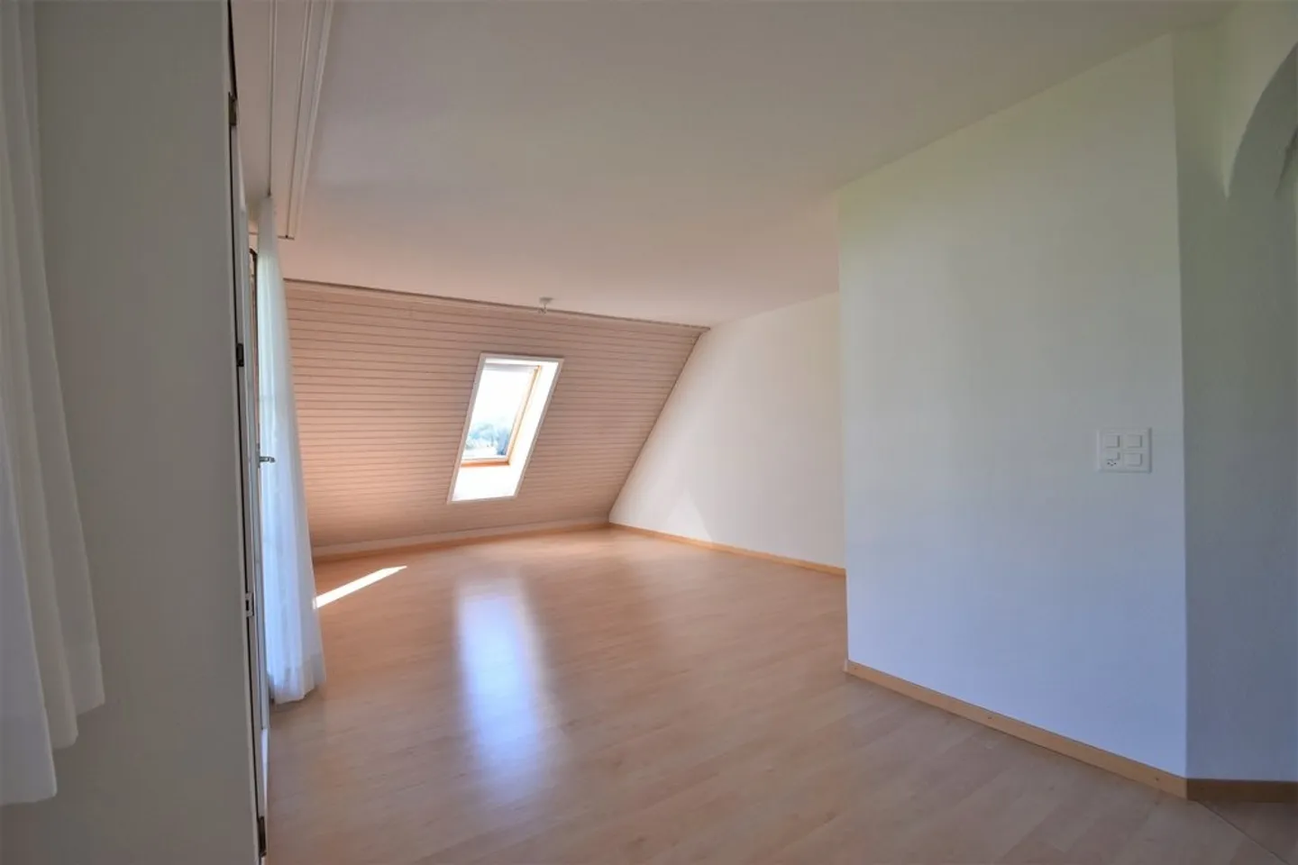 Cozy living in a sunny location - Photo 2 of 9