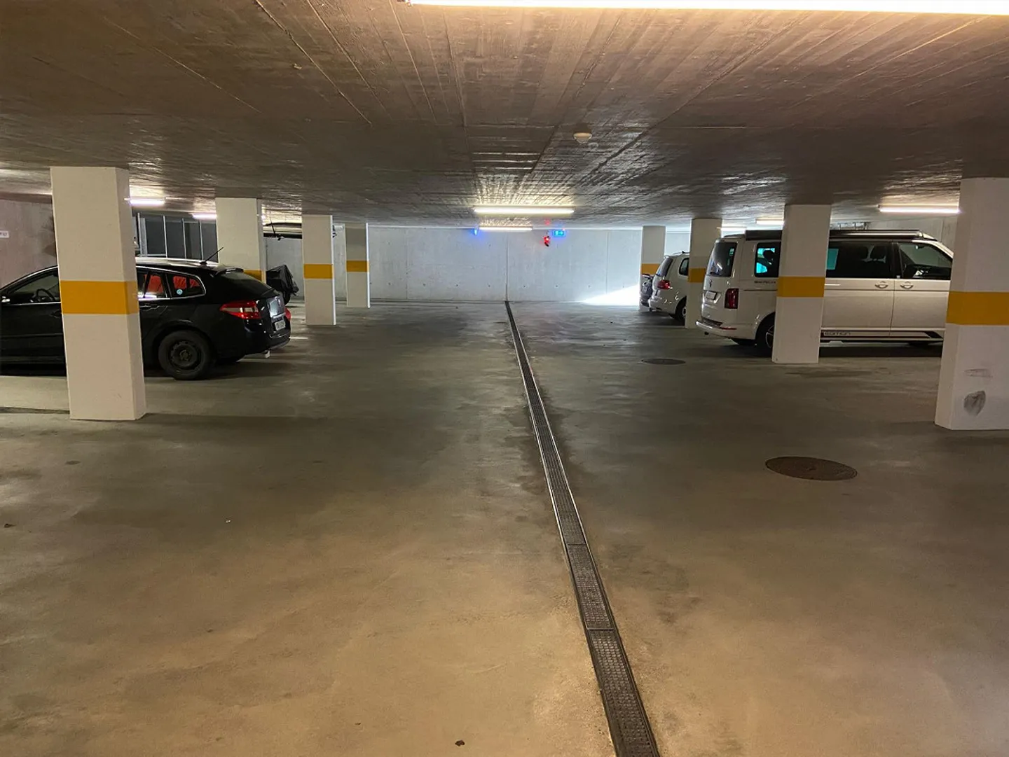 Posto auto in garage sotterranea con propria stazione di ricarica per auto elettrica - Foto 1 di 5