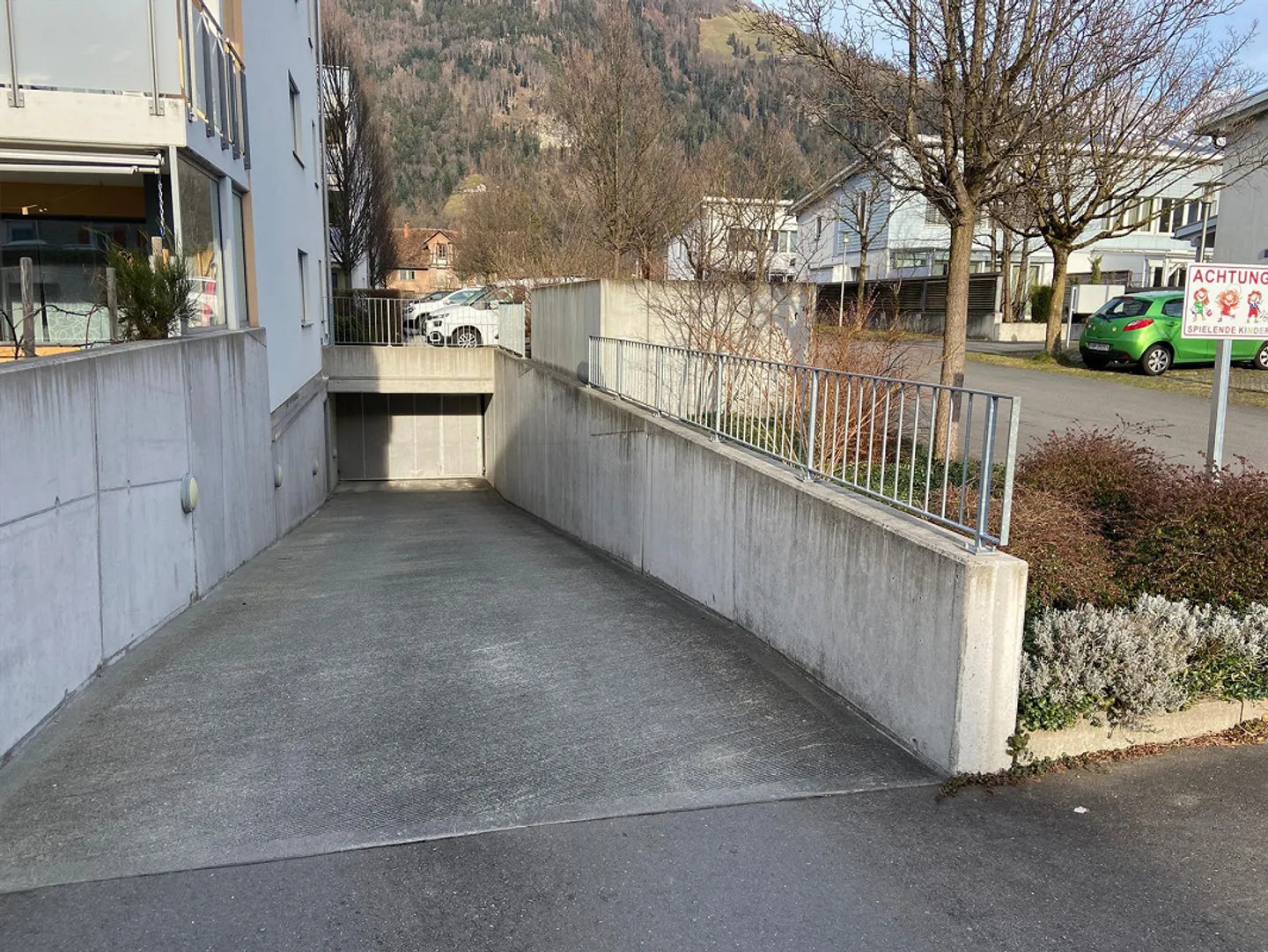 Posto auto in garage sotterranea con propria stazione di ricarica per auto elettrica - Foto 3 di 5