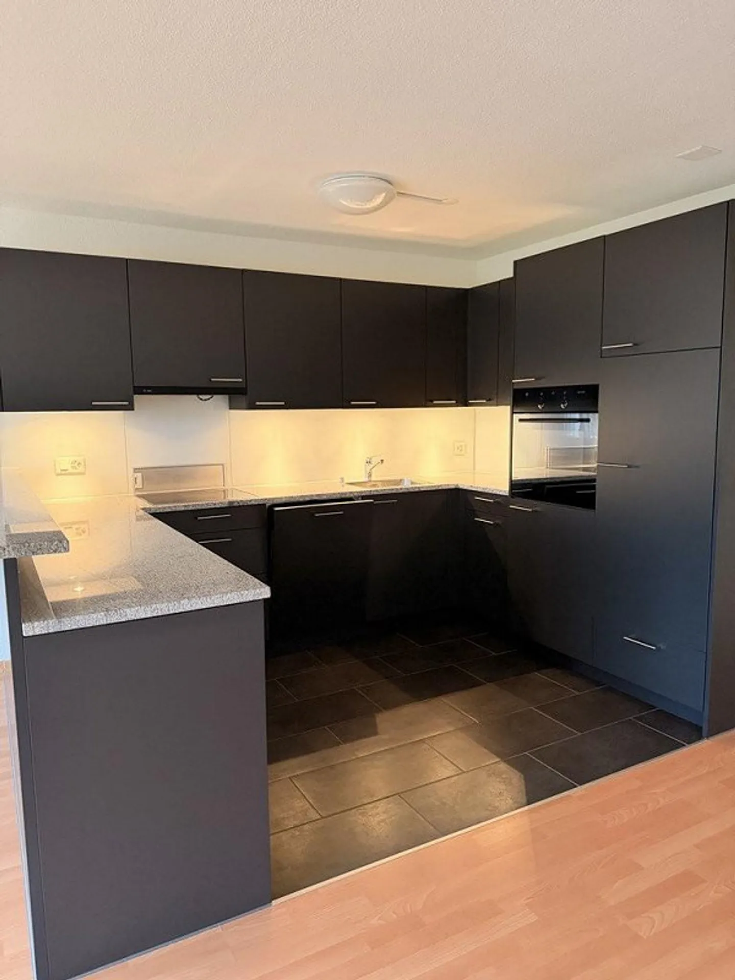 Light-flooded 3.5 room apartment with open kitchen and great location! - Photo 5 of 9