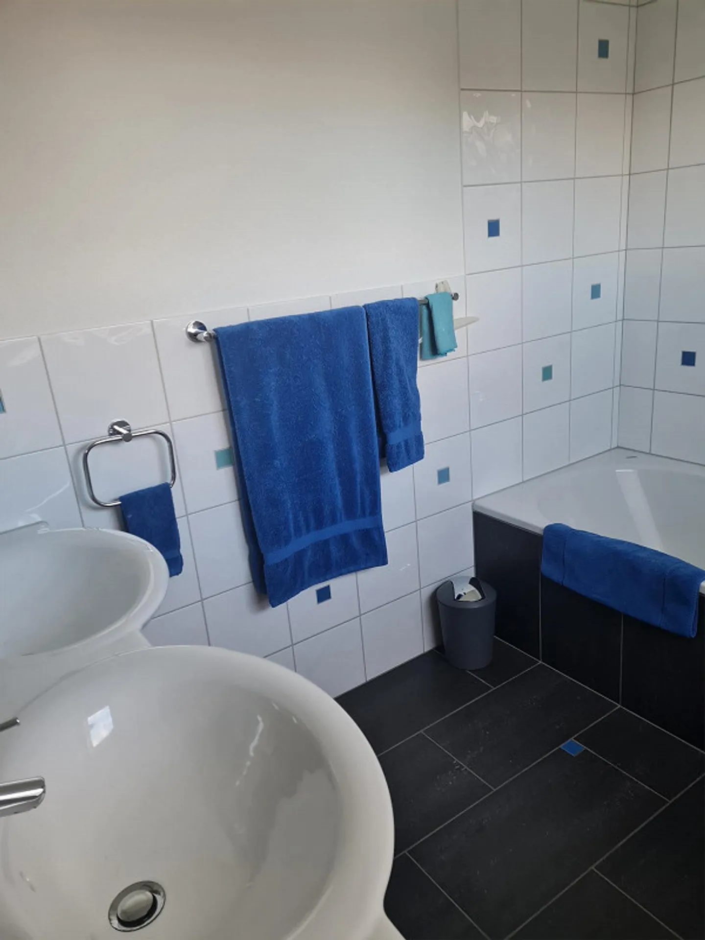 Modern family-friendly 5 1/2 room garden apartment - Photo 9 of 11