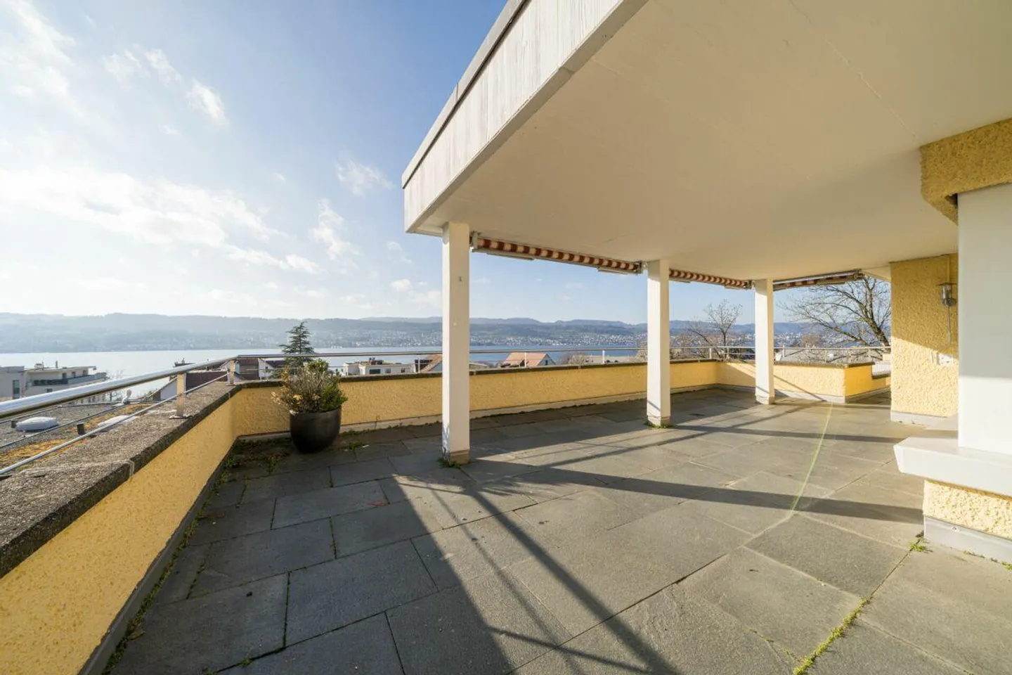 Esclusivo appartamento attico di 5½ locali con terrazza sul tetto di 95 m² e vista lago - Foto 1 di 7