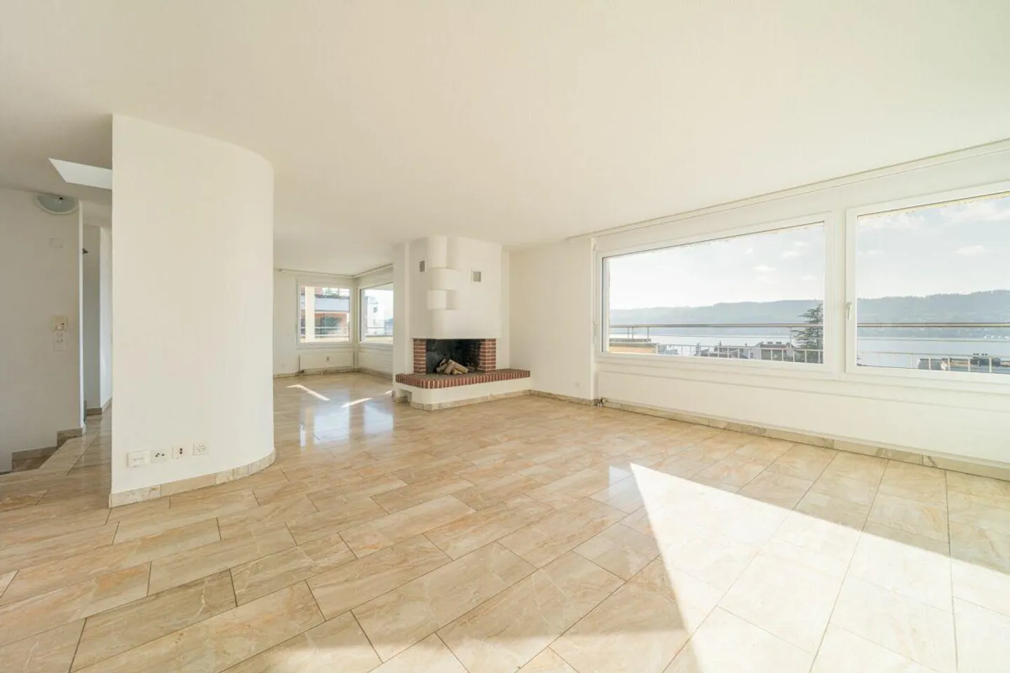 Esclusivo appartamento attico di 5½ locali con terrazza sul tetto di 95 m² e vista lago - Foto 2 di 7