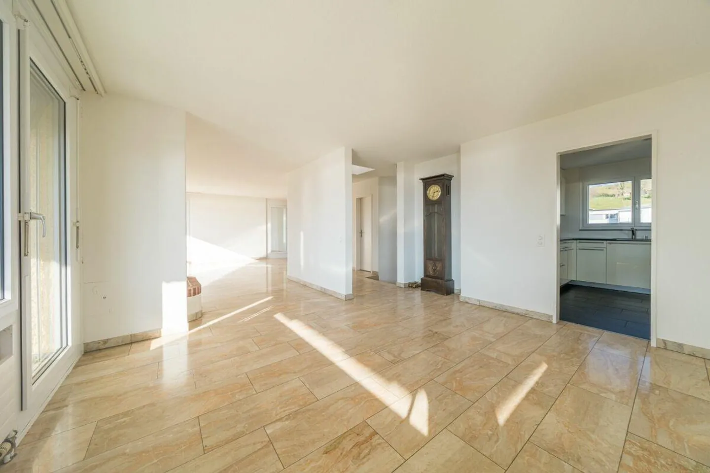 Esclusivo appartamento attico di 5½ locali con terrazza sul tetto di 95 m² e vista lago - Foto 3 di 7