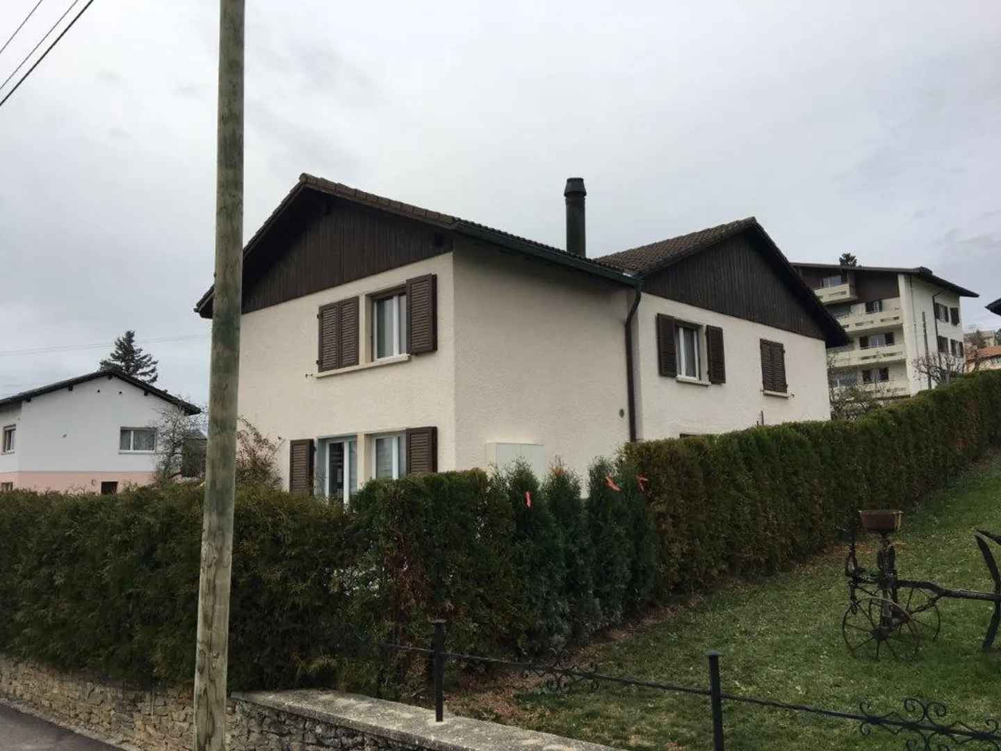 Maison avec deux appartements dans un endroit calme, avec garage et places de parking - Photo 5 sur 33