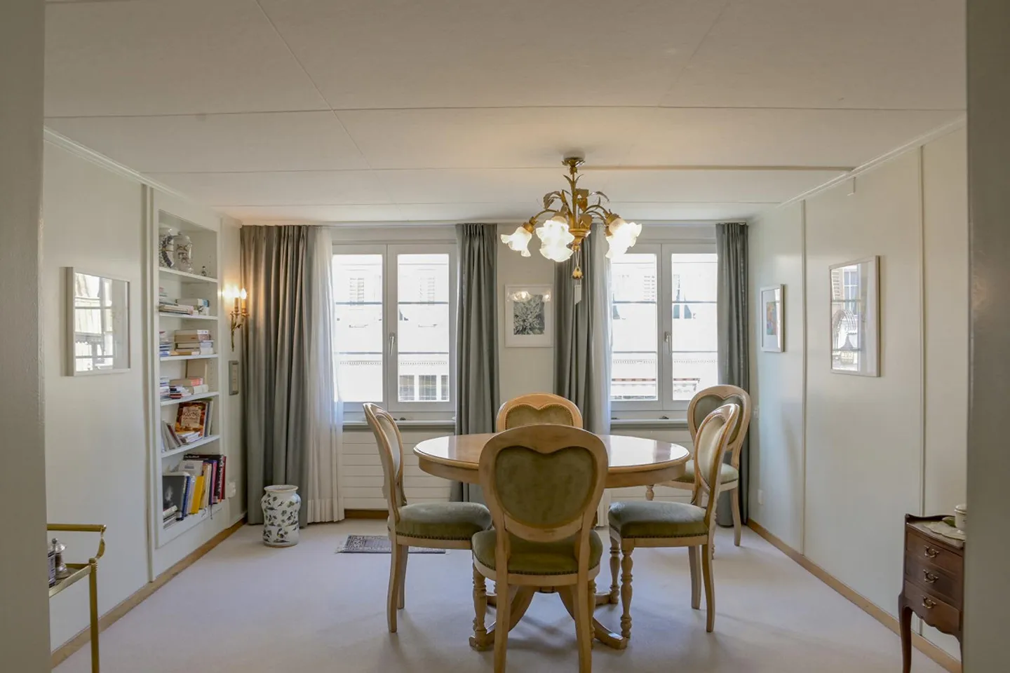 Living & Working in a Central Location – Versatile Residential and Commercial Property - Photo 5 of 8