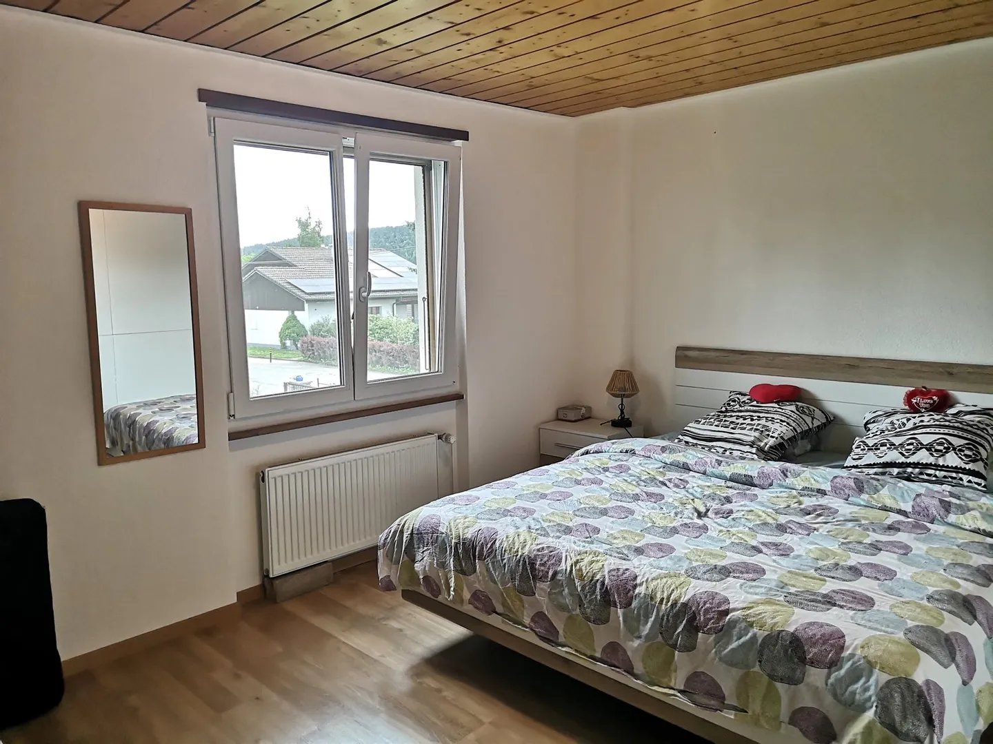 Maison avec deux appartements dans un endroit calme, avec garage et places de parking - Photo 17 sur 33