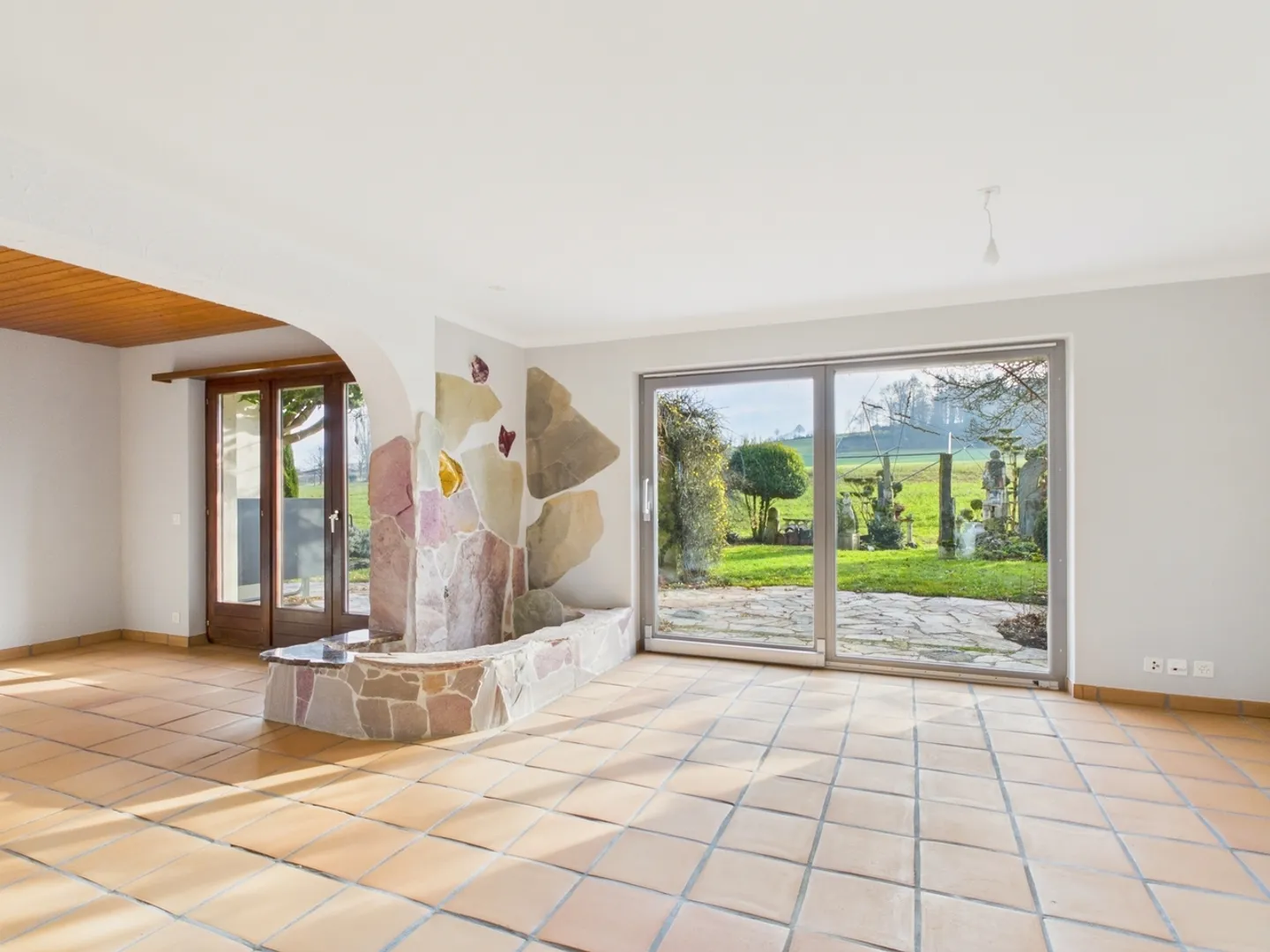 Maison multifamiliale spacieuse de 4,5 pièces avec une vue magnifique sur la verdure à Münchenwiler - Photo 1 sur 12