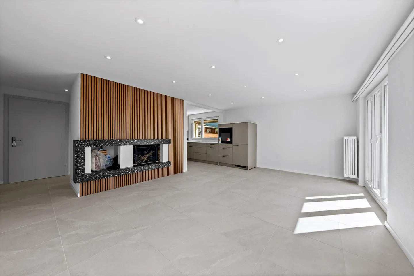 Appartamento attico di 4,5 stanze completamente ristrutturato con grande terrazza e vista panoramica! - Foto 1 di 22
