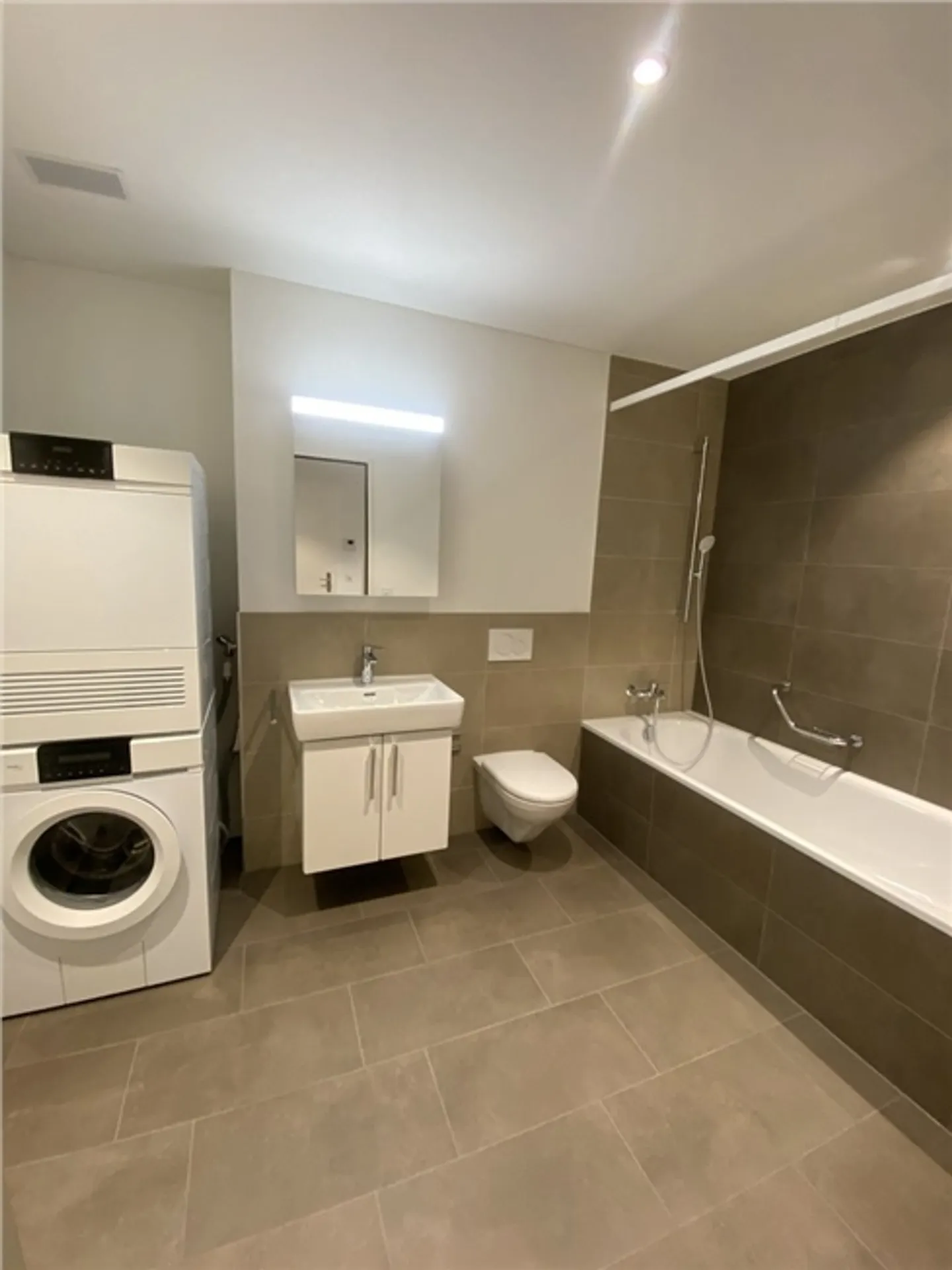Living in a central location - Photo 6 of 8