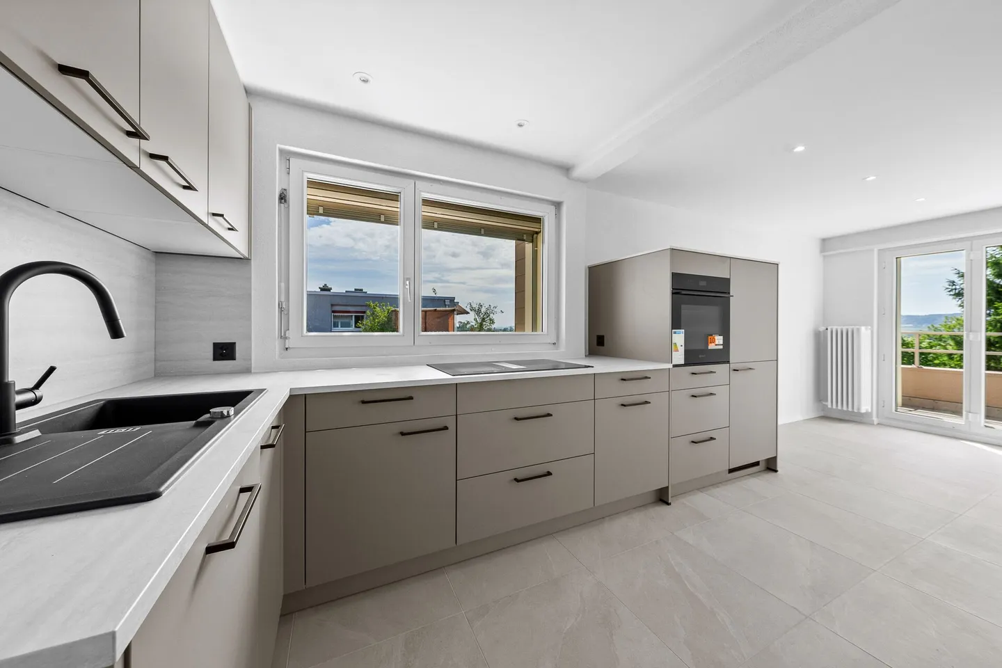 Appartamento attico di 4,5 stanze completamente ristrutturato con grande terrazza e vista panoramica! - Foto 2 di 22