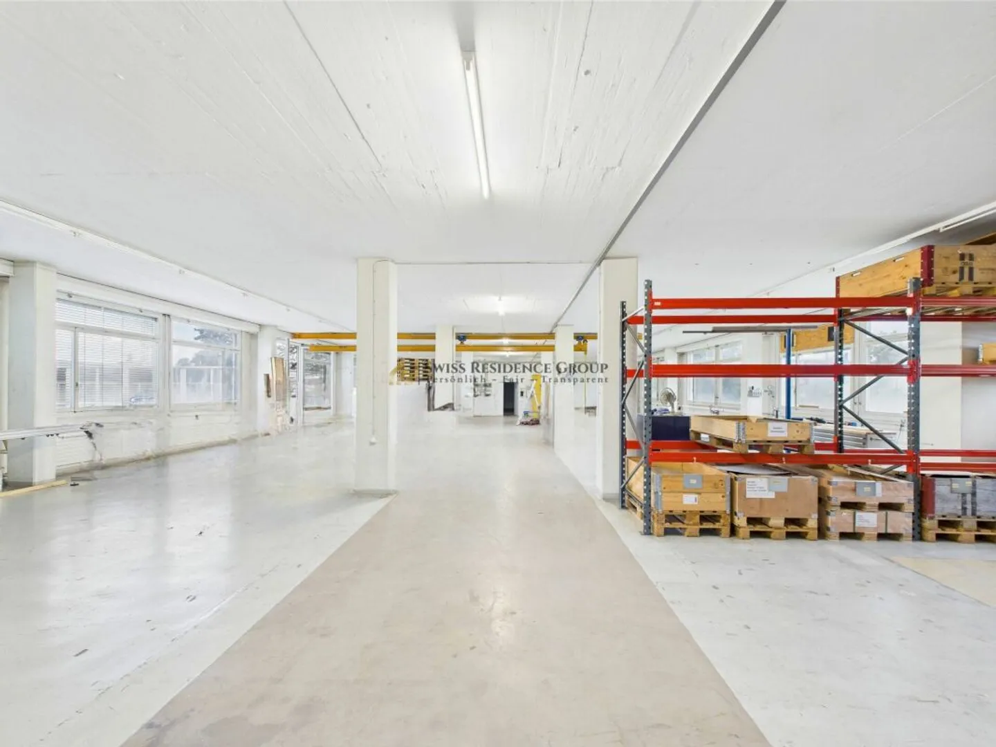 Espace commercial attrayant avec élévateur, bureau et places de parking - Photo 2 sur 13