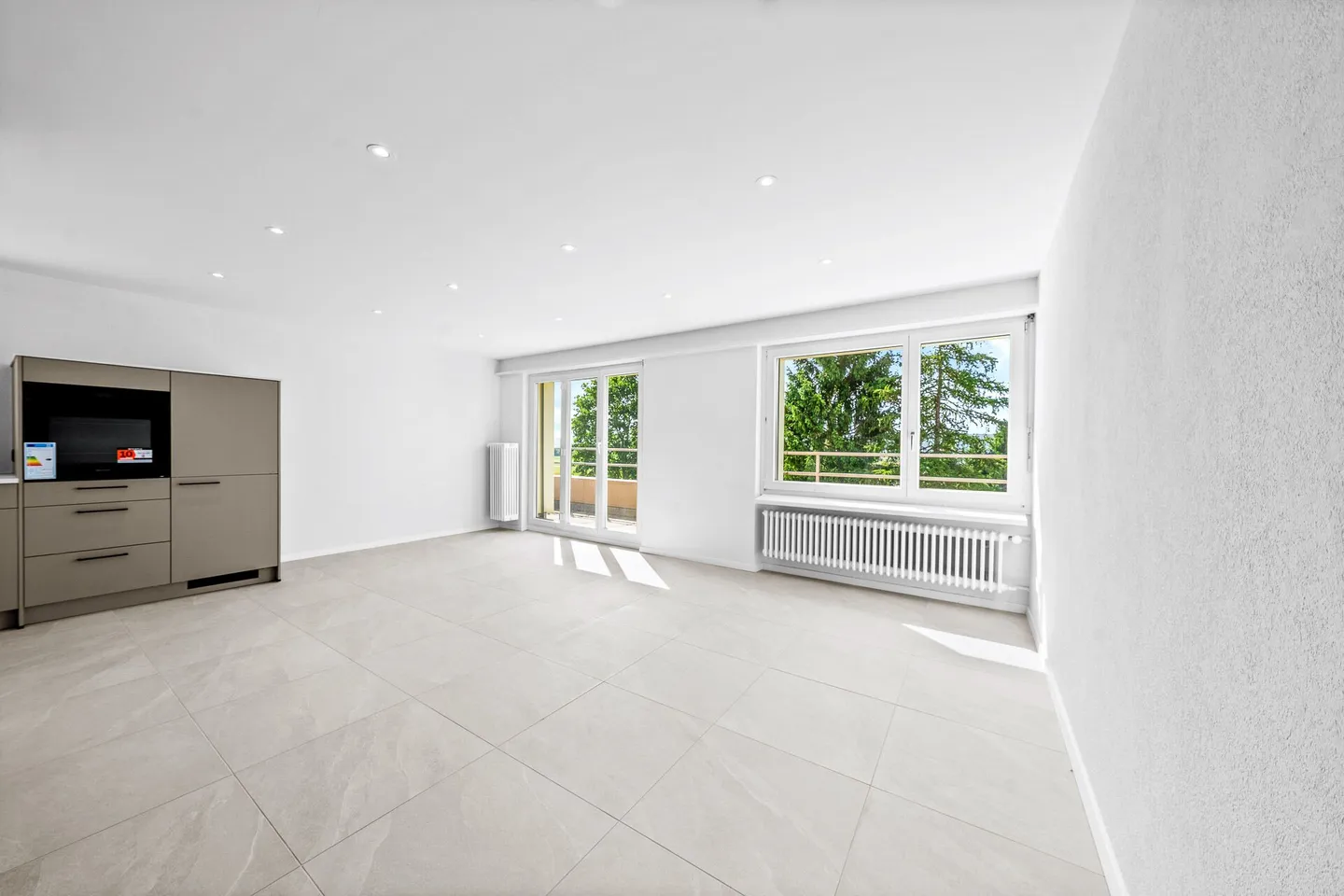 Appartamento attico di 4,5 stanze completamente ristrutturato con grande terrazza e vista panoramica! - Foto 3 di 22