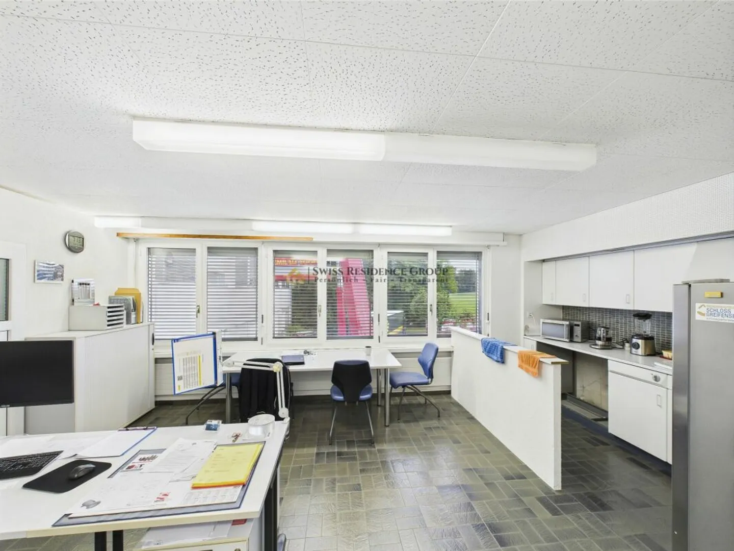 Espace commercial attrayant avec élévateur, bureau et places de parking - Photo 5 sur 13