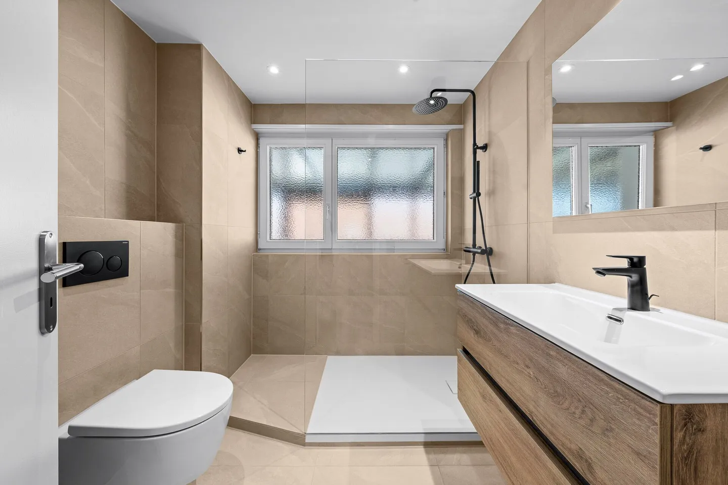 Appartamento attico di 4,5 stanze completamente ristrutturato con grande terrazza e vista panoramica! - Foto 7 di 22
