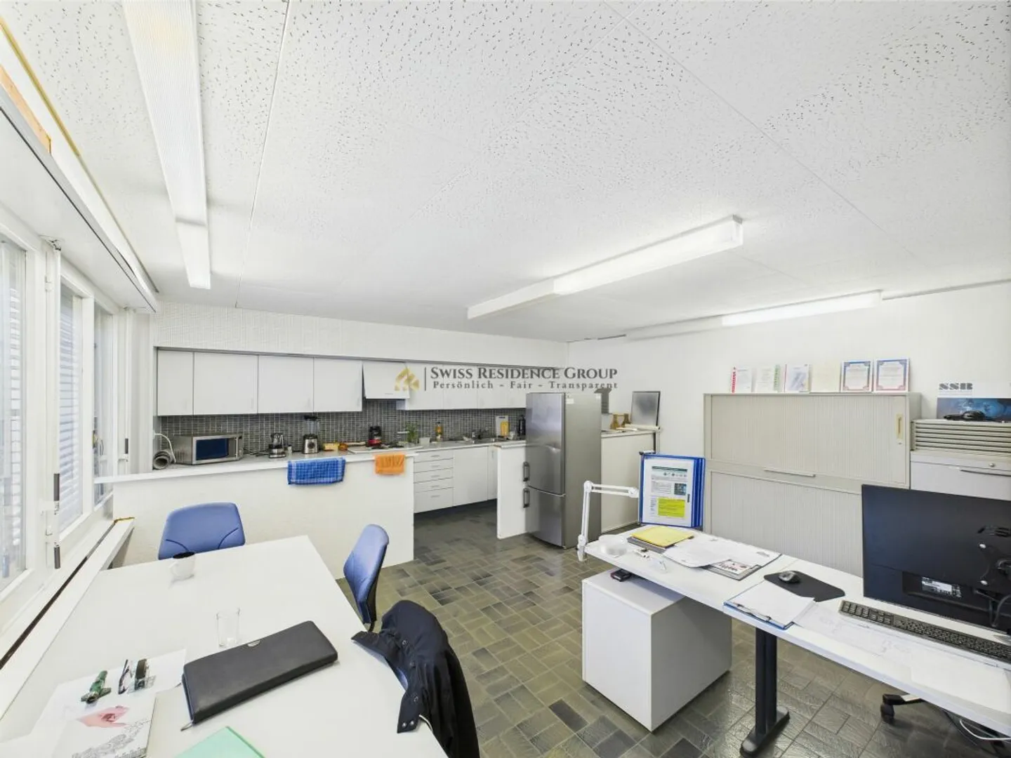 Espace commercial attrayant avec élévateur, bureau et places de parking - Photo 6 sur 13