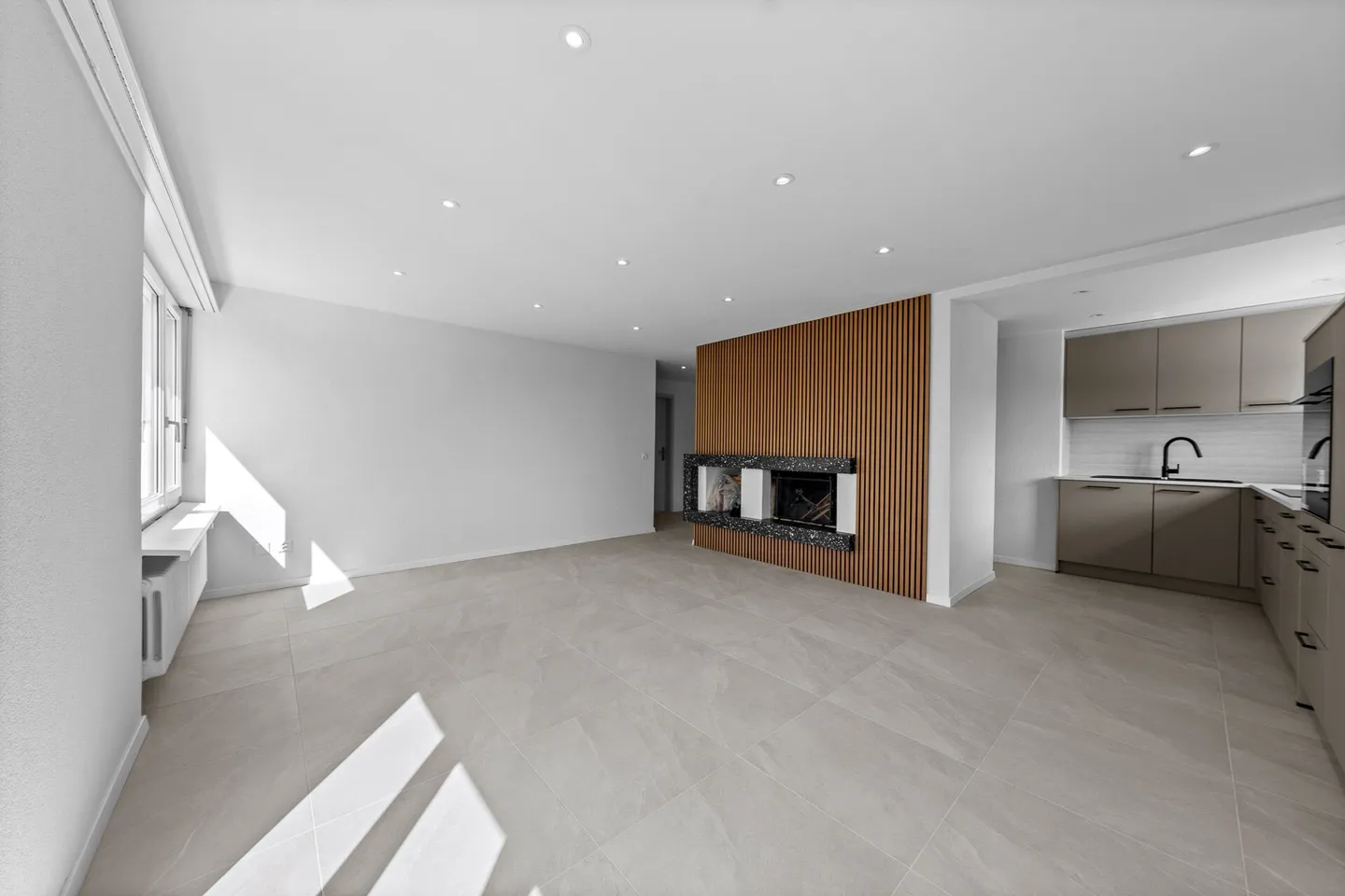 Appartamento attico di 4,5 stanze completamente ristrutturato con grande terrazza e vista panoramica! - Foto 4 di 22