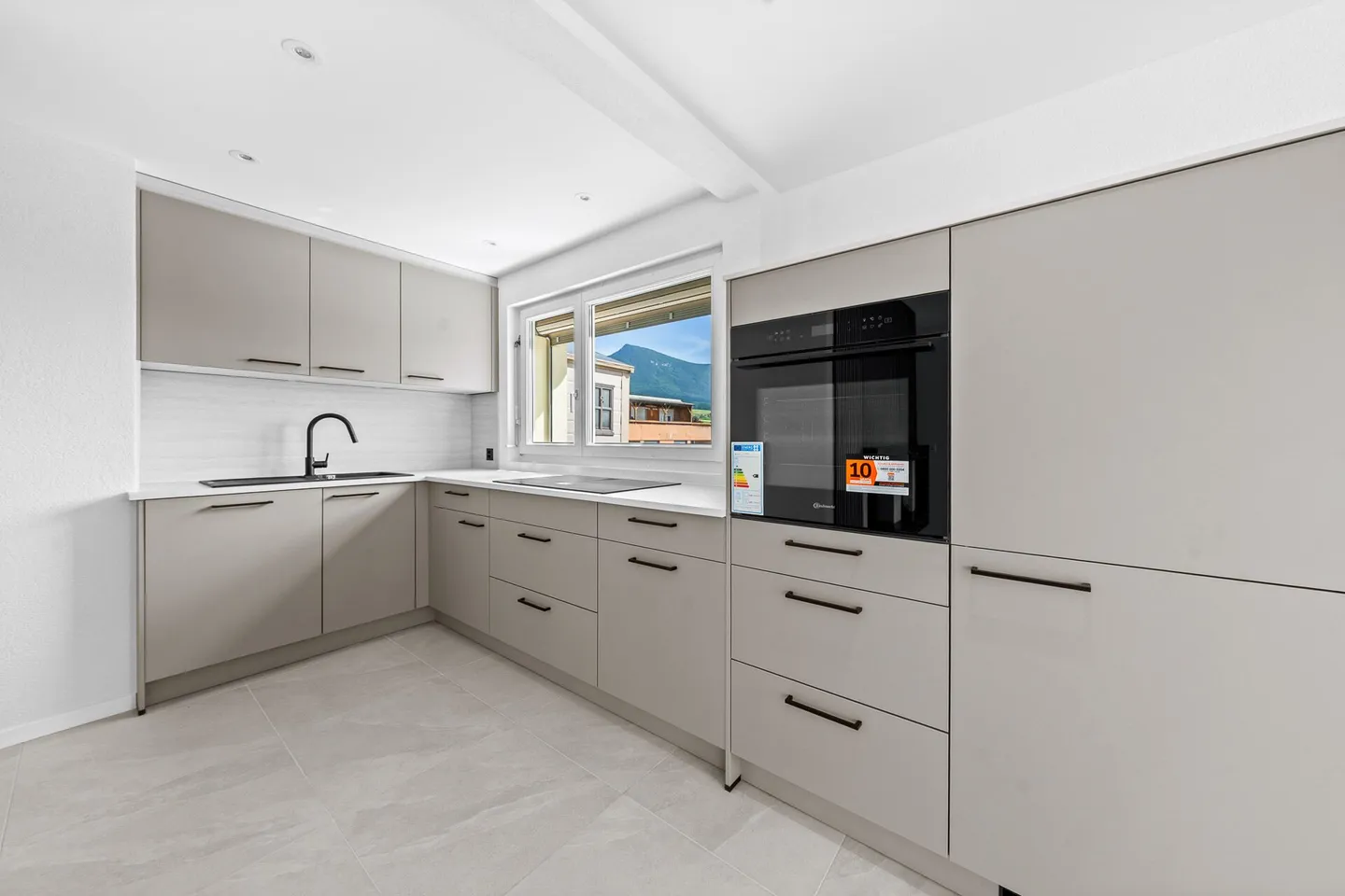 Appartamento attico di 4,5 stanze completamente ristrutturato con grande terrazza e vista panoramica! - Foto 5 di 22