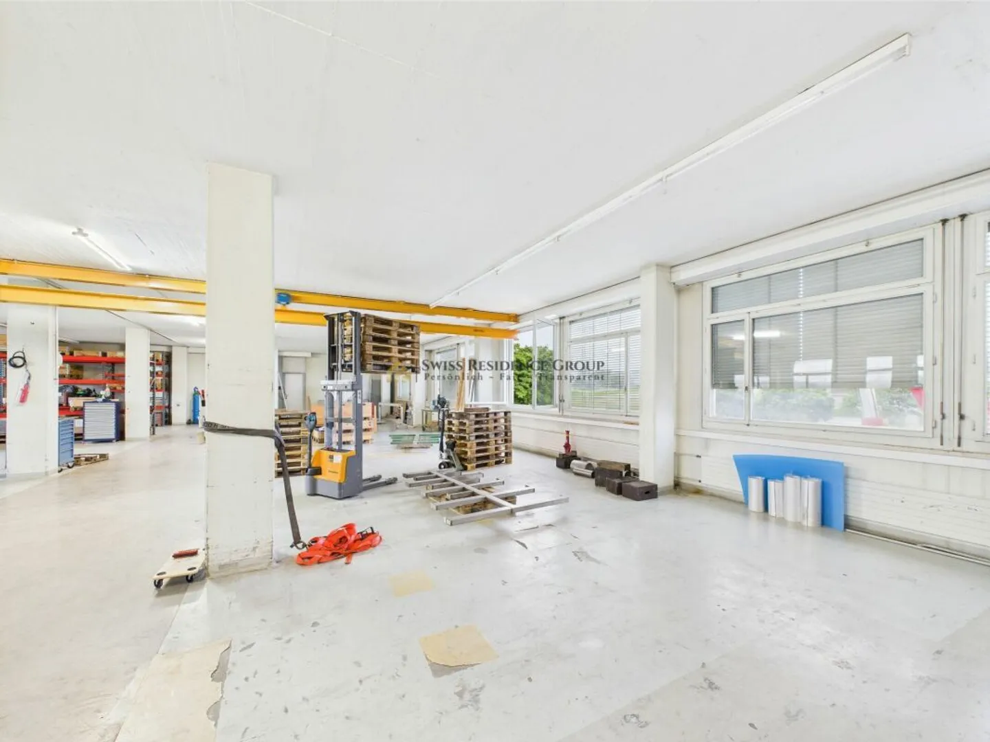 Espace commercial attrayant avec élévateur, bureau et places de parking - Photo 8 sur 13