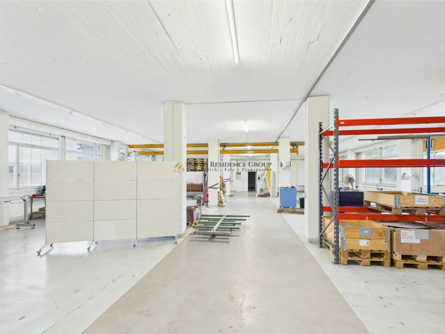 Espace commercial attrayant avec élévateur, bureau et places de parking - Photo 9 sur 13