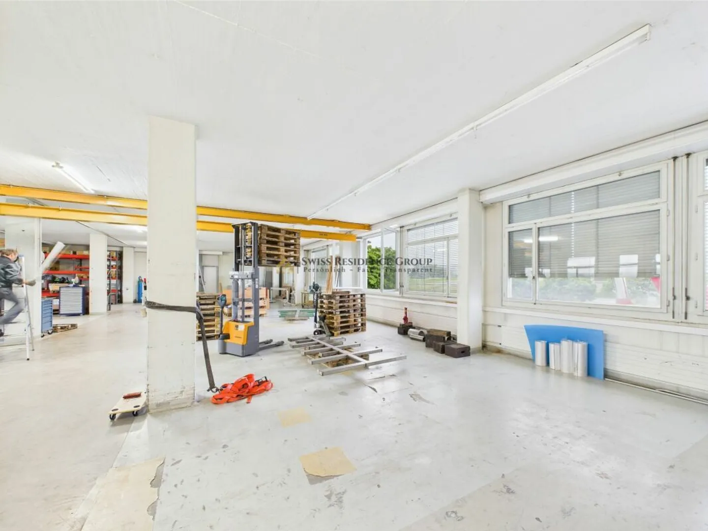 Espace commercial attrayant avec élévateur, bureau et places de parking - Photo 10 sur 13