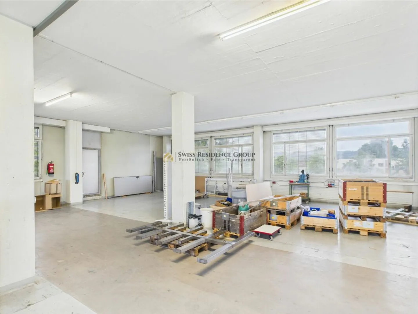 Espace commercial attrayant avec élévateur, bureau et places de parking - Photo 11 sur 13