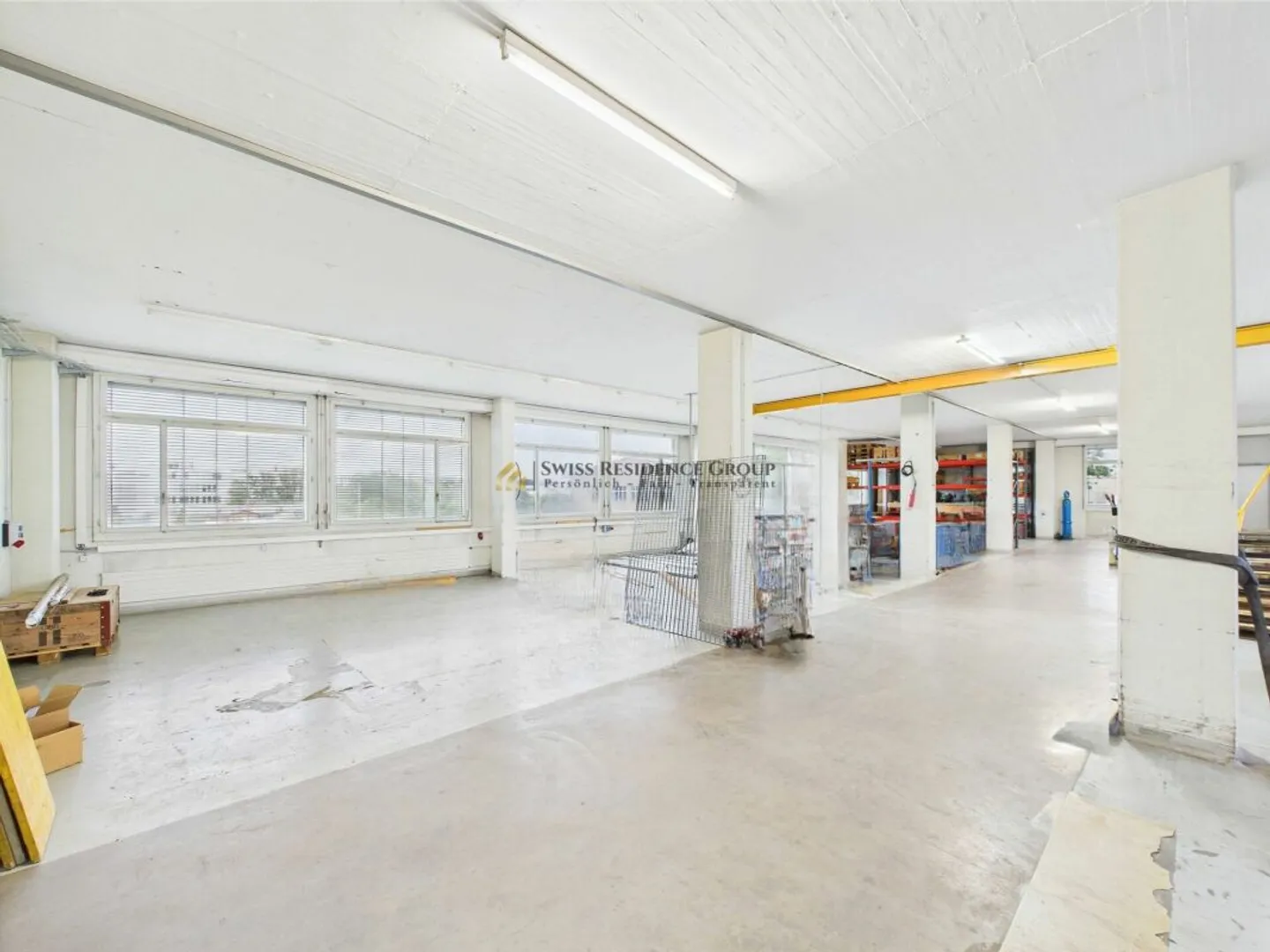 Espace commercial attrayant avec élévateur, bureau et places de parking - Photo 12 sur 13