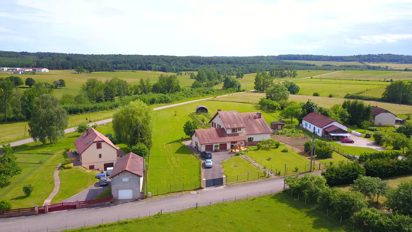 7.5-Zimmer-Landhaus mit 1 ha Grundstück in Monthureux-sur-Saône (FR) nähe Basel und Boncourt - Photo 1 of 13