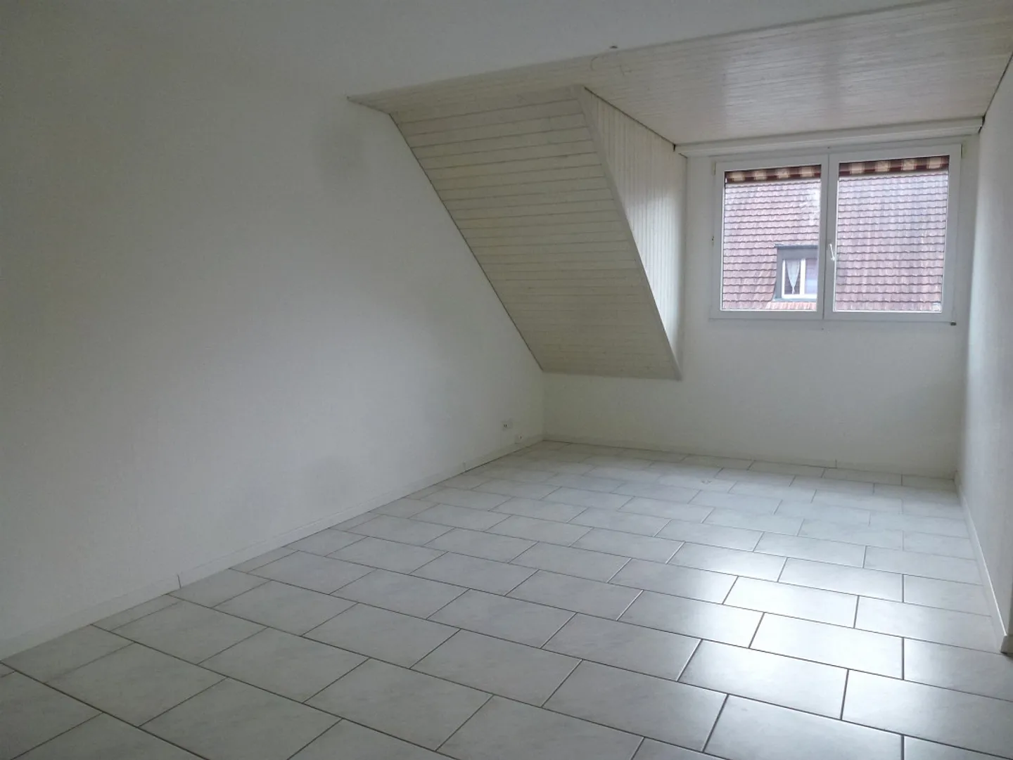 Appartement sous les toits lumineux de 2,5 pièces - Photo 2 sur 5