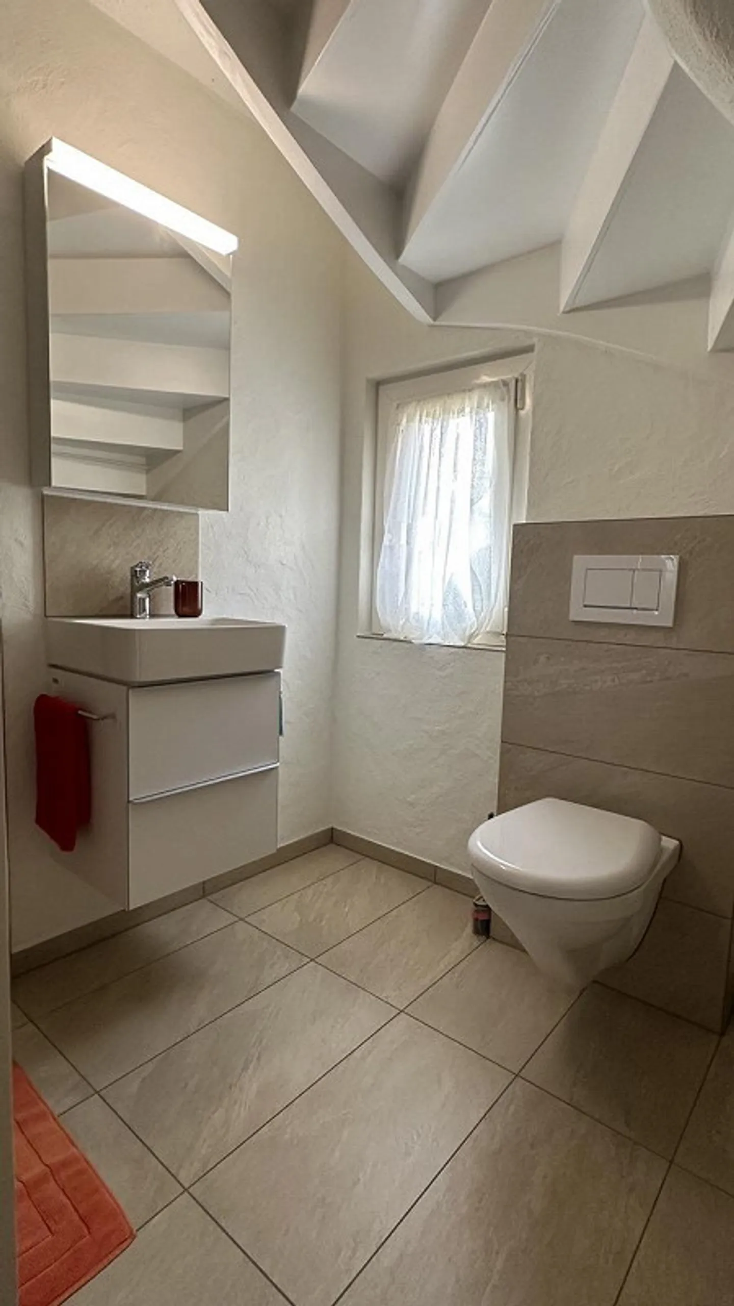 Renovated & Cozy: 4 Room Apartment Near the Lake - Photo 3 of 5