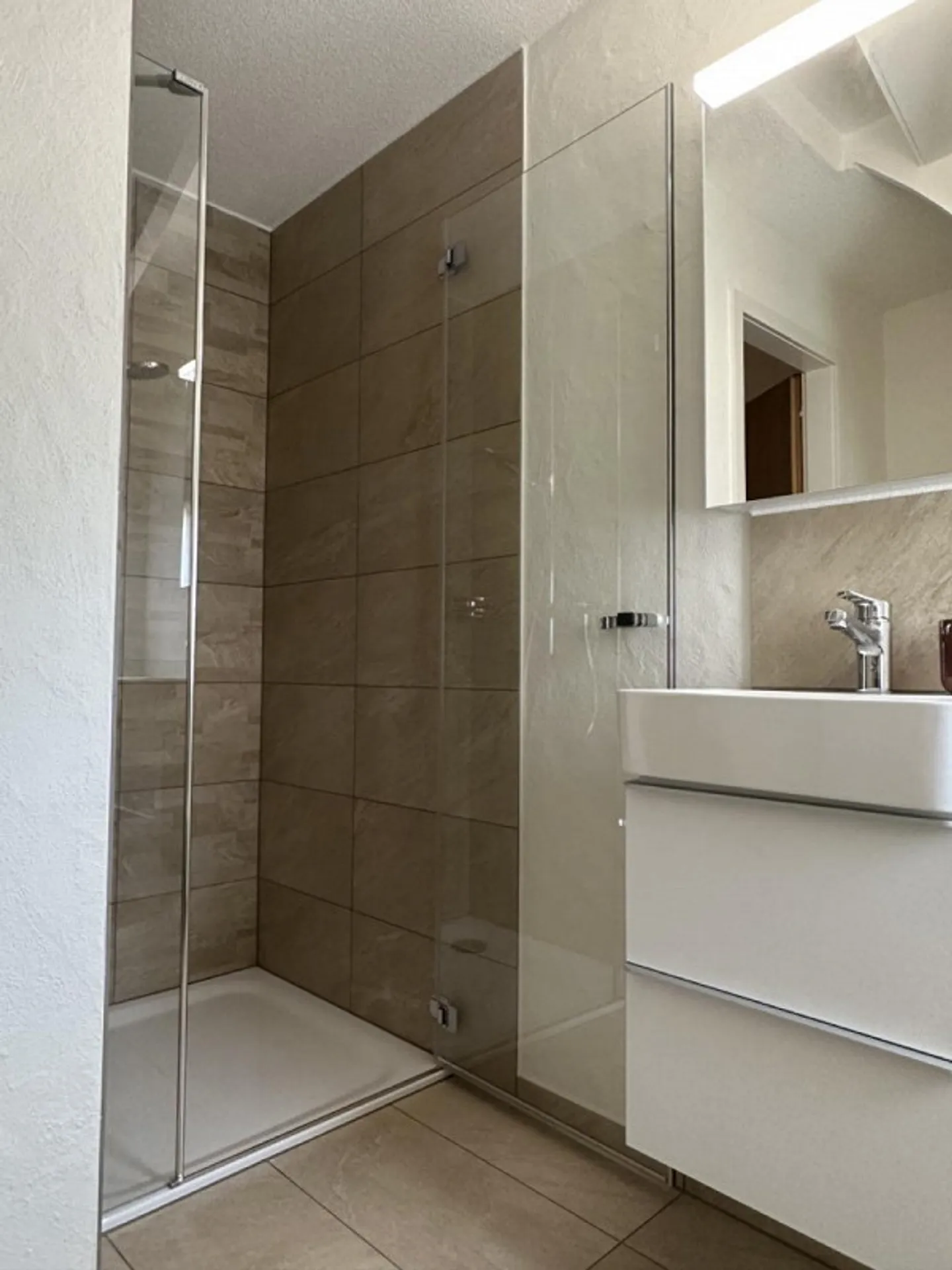 Renovated & Cozy: 4 Room Apartment Near the Lake - Photo 4 of 5