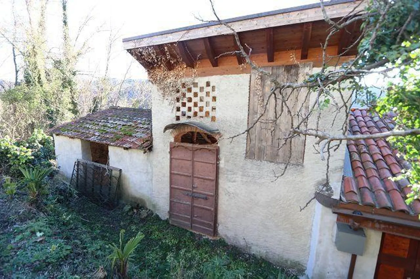 Maison de 4 pièces à rénover avec beaucoup de terrain dans un emplacement très calme et ensoleillé - Photo 1 sur 18