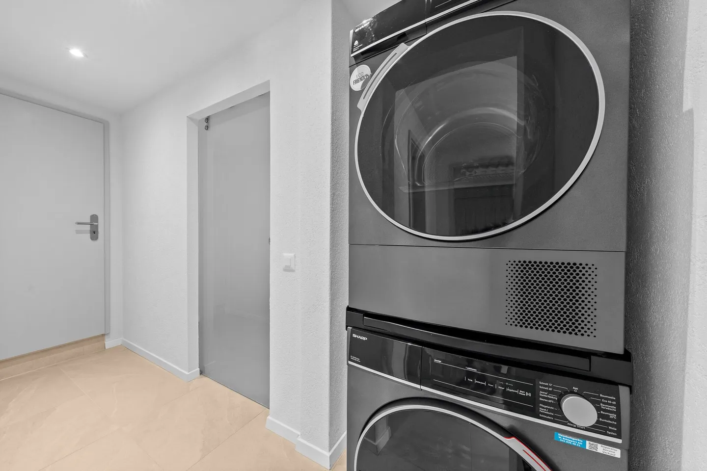 Appartamento attico di 4,5 stanze completamente ristrutturato con grande terrazza e vista panoramica! - Foto 12 di 22