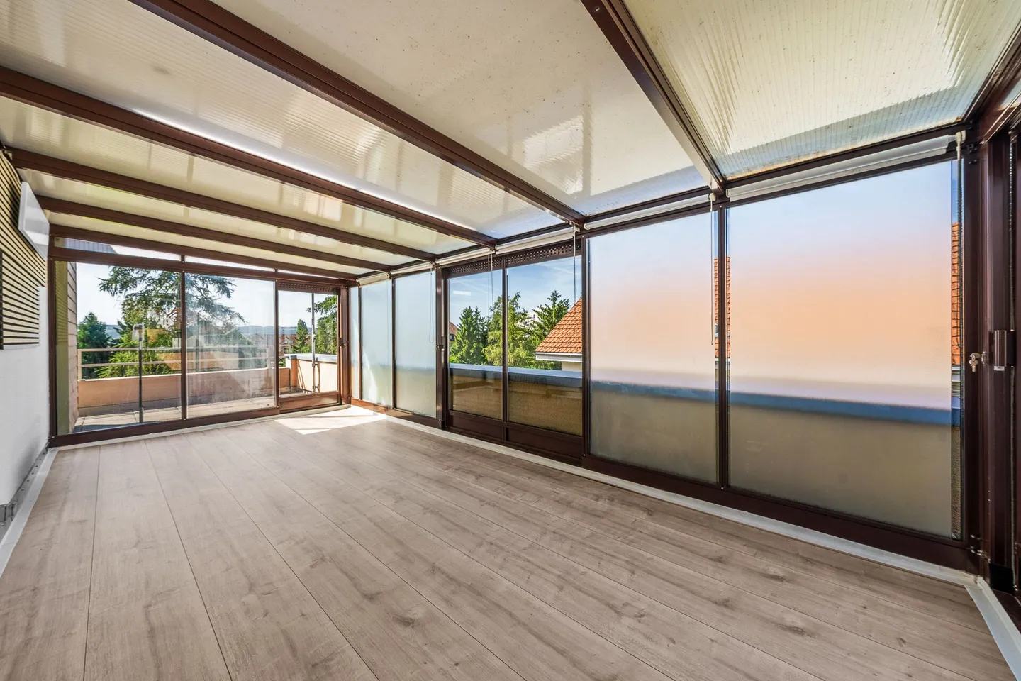 Appartamento attico di 4,5 stanze completamente ristrutturato con grande terrazza e vista panoramica! - Foto 14 di 22