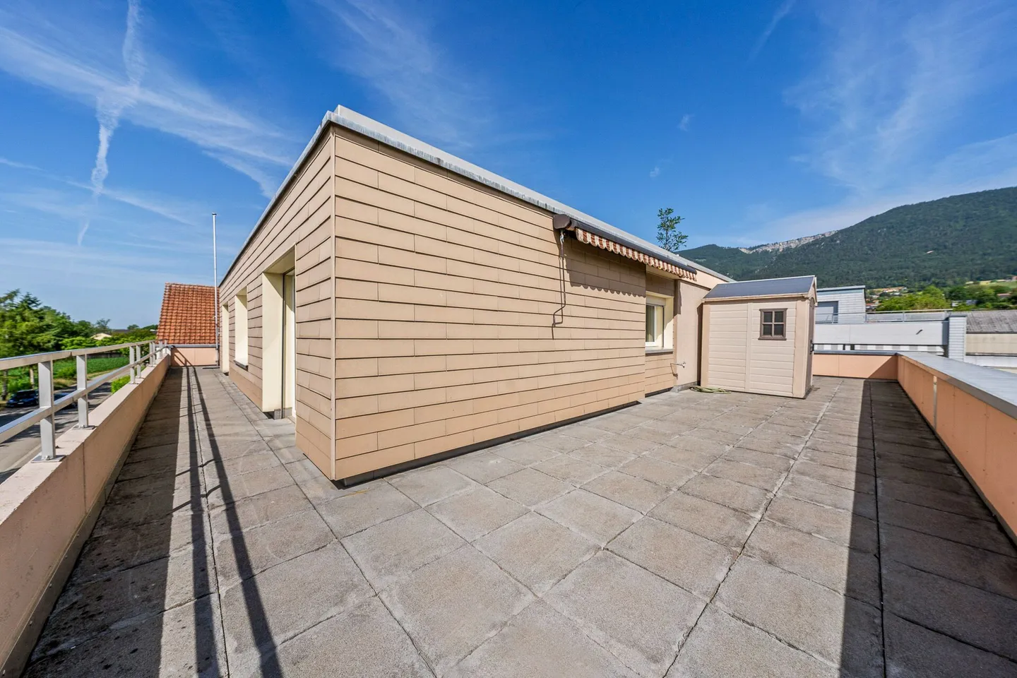 Appartamento attico di 4,5 stanze completamente ristrutturato con grande terrazza e vista panoramica! - Foto 15 di 22
