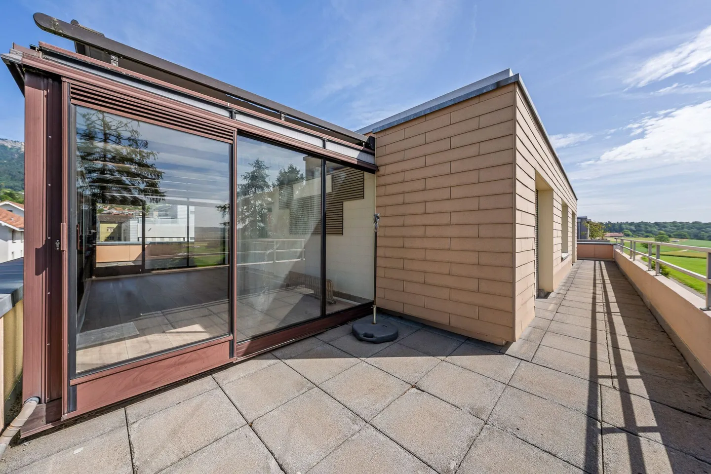 Appartamento attico di 4,5 stanze completamente ristrutturato con grande terrazza e vista panoramica! - Foto 16 di 22