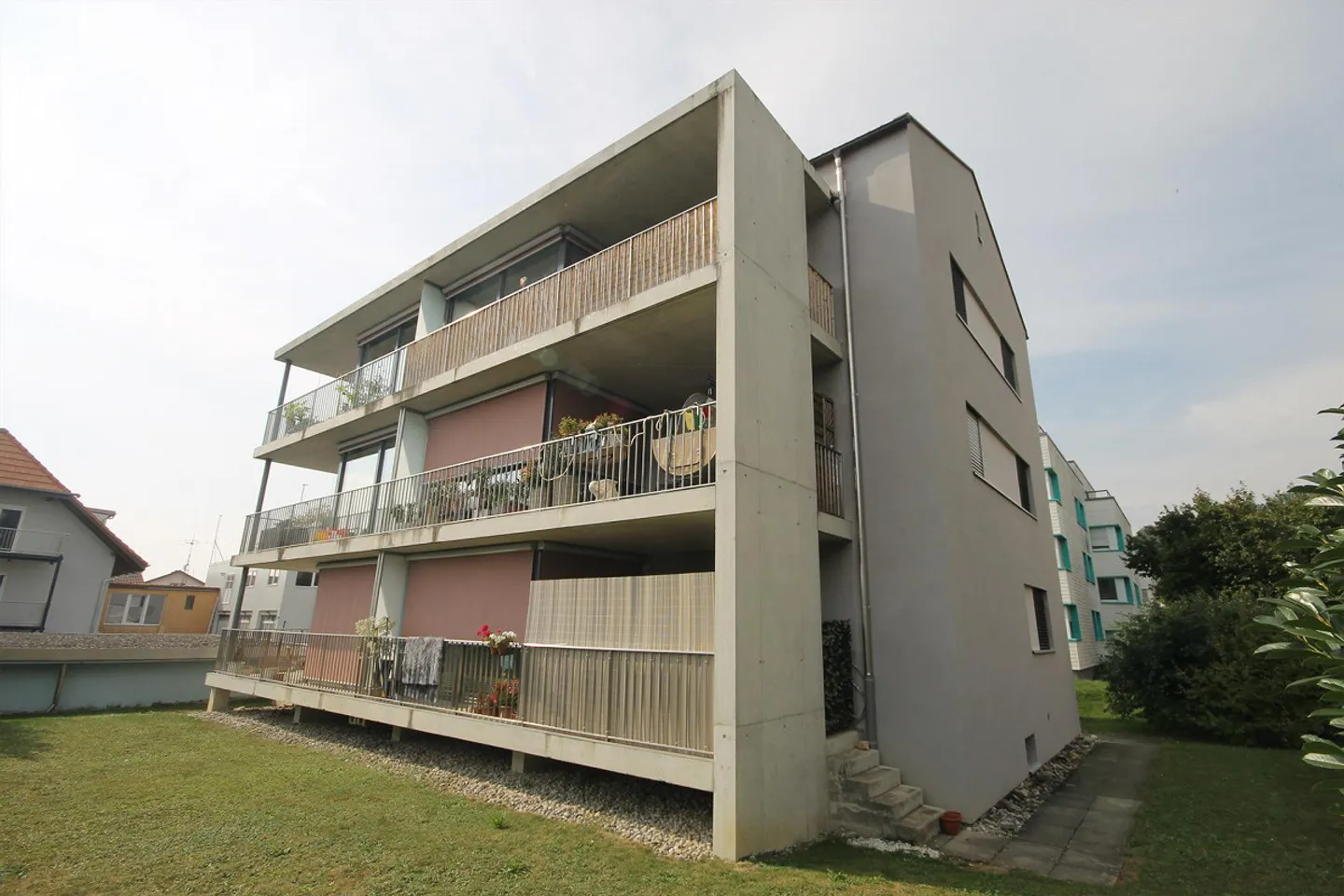 Appartement 3 pièces confortable et bien entretenu avec grand balcon - Photo 1 sur 12